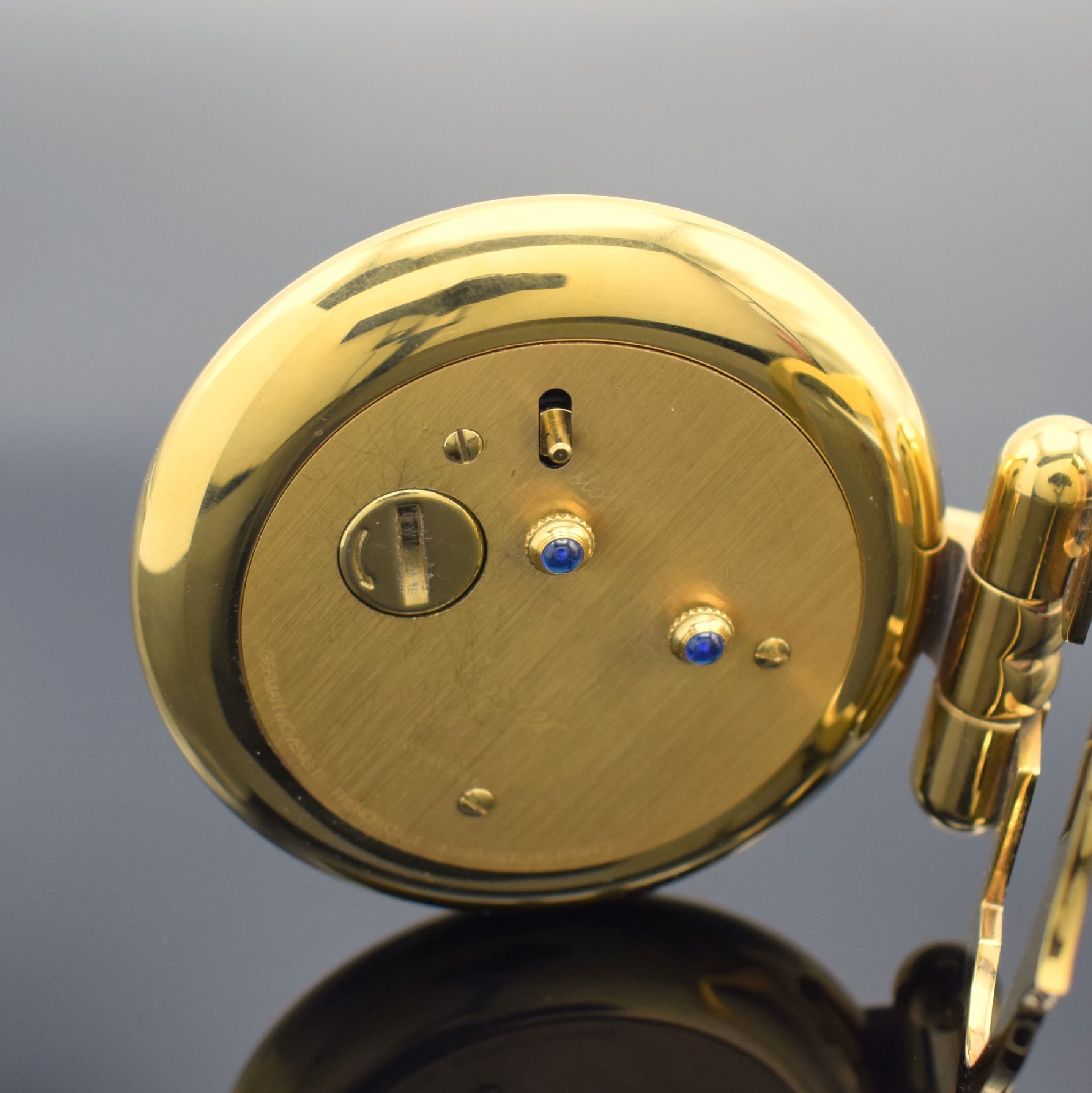 Detail b: CARTIER Colisee Tischwecker, Schweiz um 1990, quarz, verg. aufstellbares Gehäuse, weißes Zifferbl. m. röm. Zahlen, schwarze Zeiger, Bedienung & ...