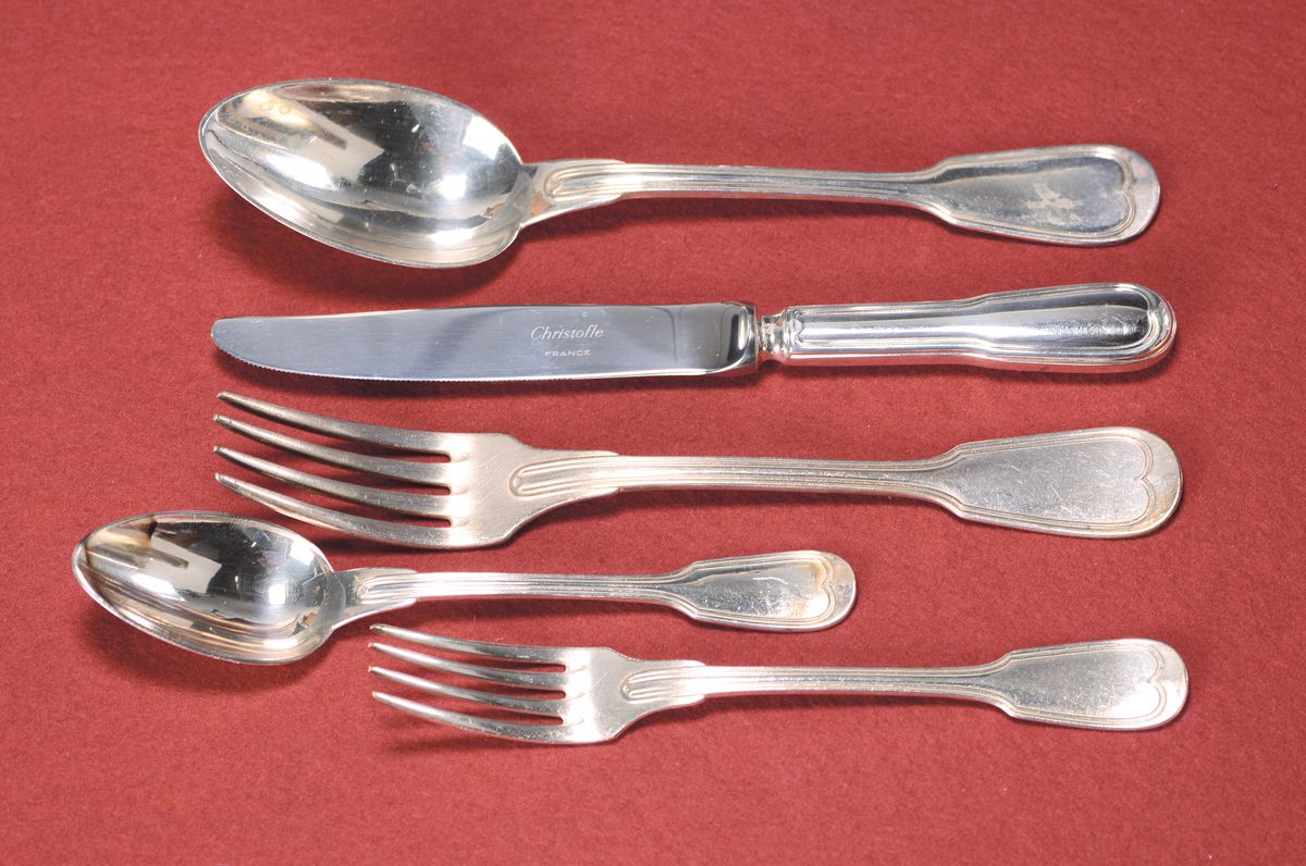 100 Teile Christofle-Besteck, Chinon, Anfang bis 2. Hälfte 20. Jh., versilbert, 28 Vorspeisen/Dessertmesser, 21 Vorspeisen/- Dessertgabeln, 3 ...