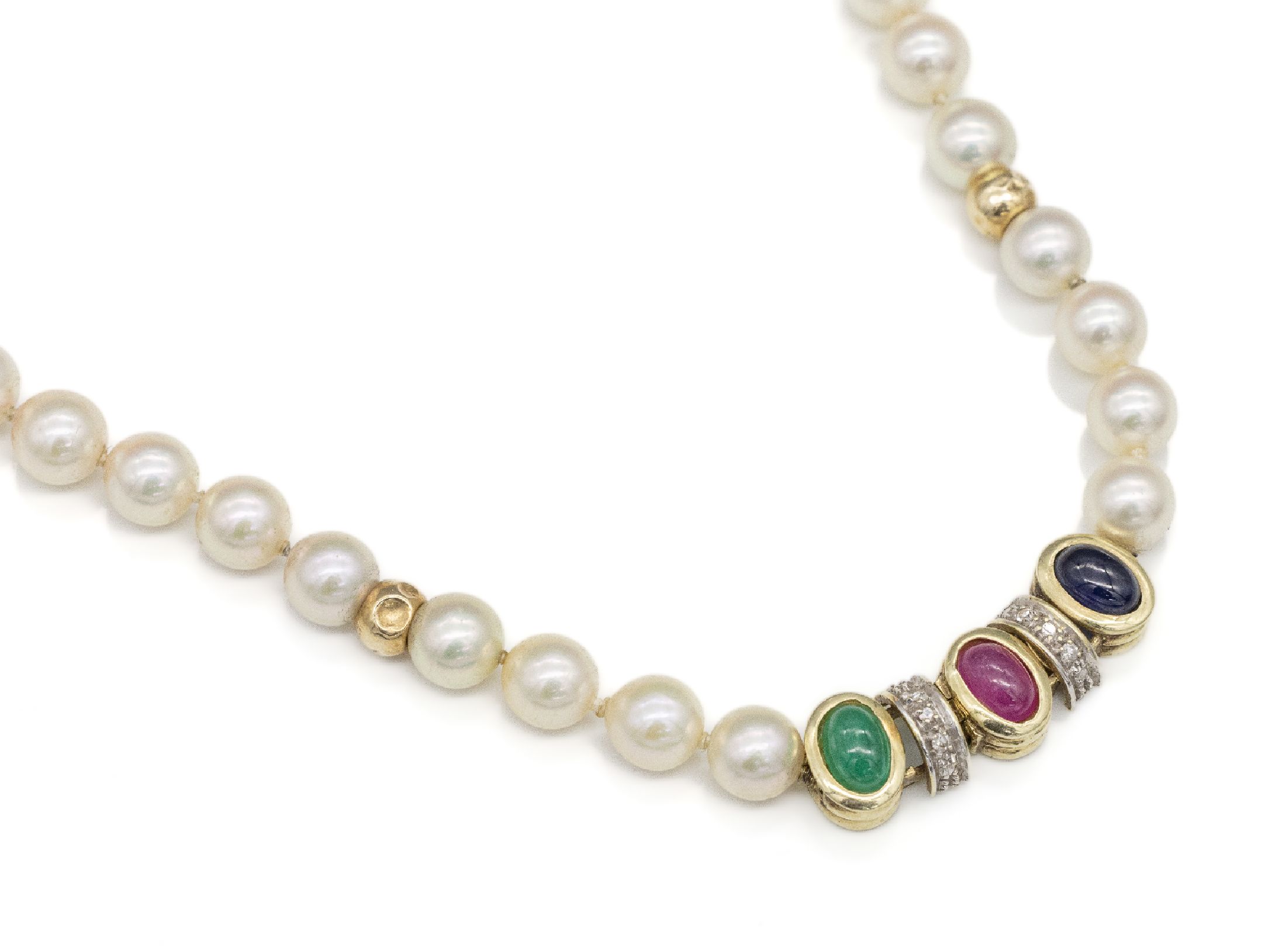 Detail a: Überlanges Akoyazuchtperl-Collier mit 14 kt Gold Schmuckschließe, GG 585/000, Akoyazuchtperlen, D. ca. 5.7-6.2 mm, Schließe mit je einem ...