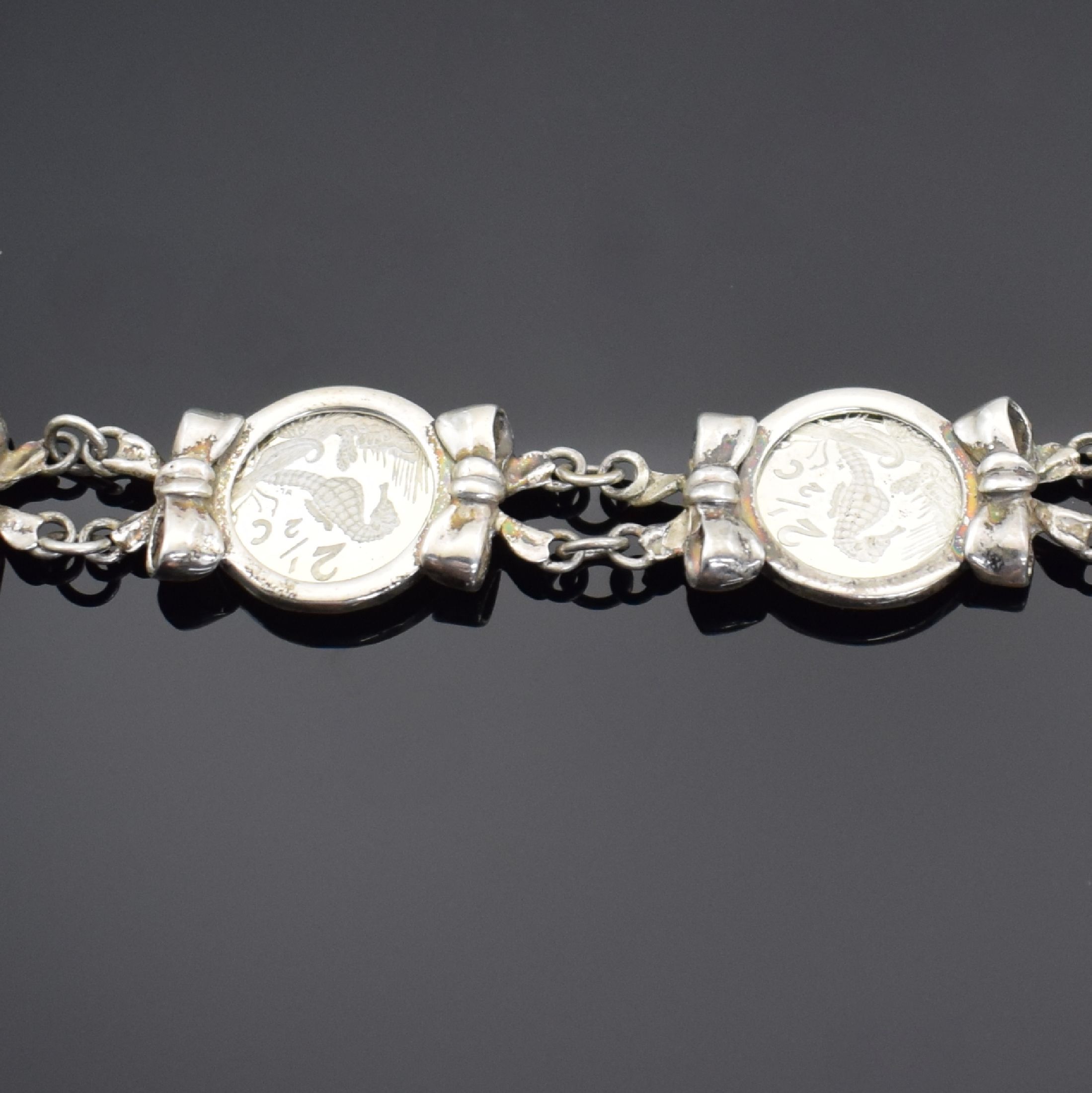 Detail b: Taschenuhrkette in RoseG 585/000 sowie 3 Silberketten, schmale, lang-gezogene Glieder, Federring & Karabiner, starker Verschleiß, ca. 18g, 2 ...
