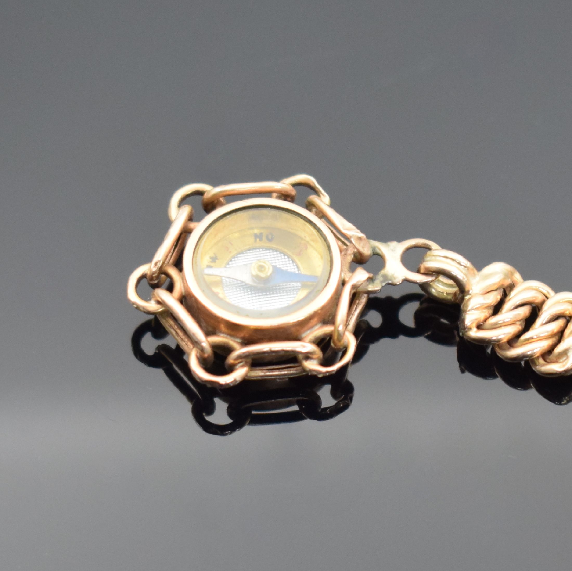 Detail a: Taschenuhrkette in Gold 14k mit Kompass- Anhänger, um 1900, schöne geflochtene Kette m. Karabiner und Federring, leichter Verlauf, L. ca. 33 cm, ...