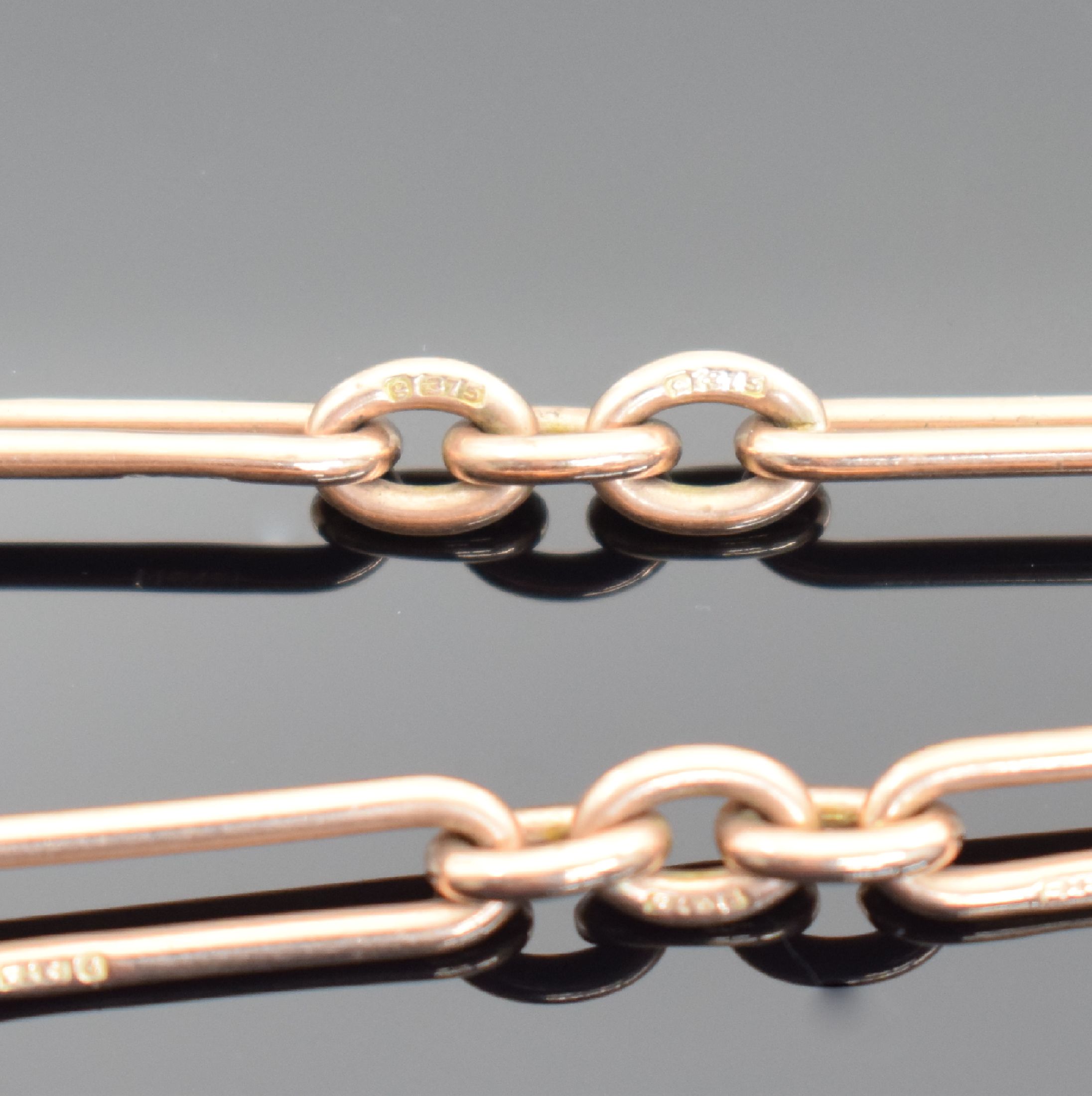 Detail a: 2 Taschenuhrketten in RoseG 375/000, England um 1900, beide m. Knebel & Karabiner, lang- gezogene schmale Glieder einzeln gemarkt, L. ca. 37 & 25 cm, ...