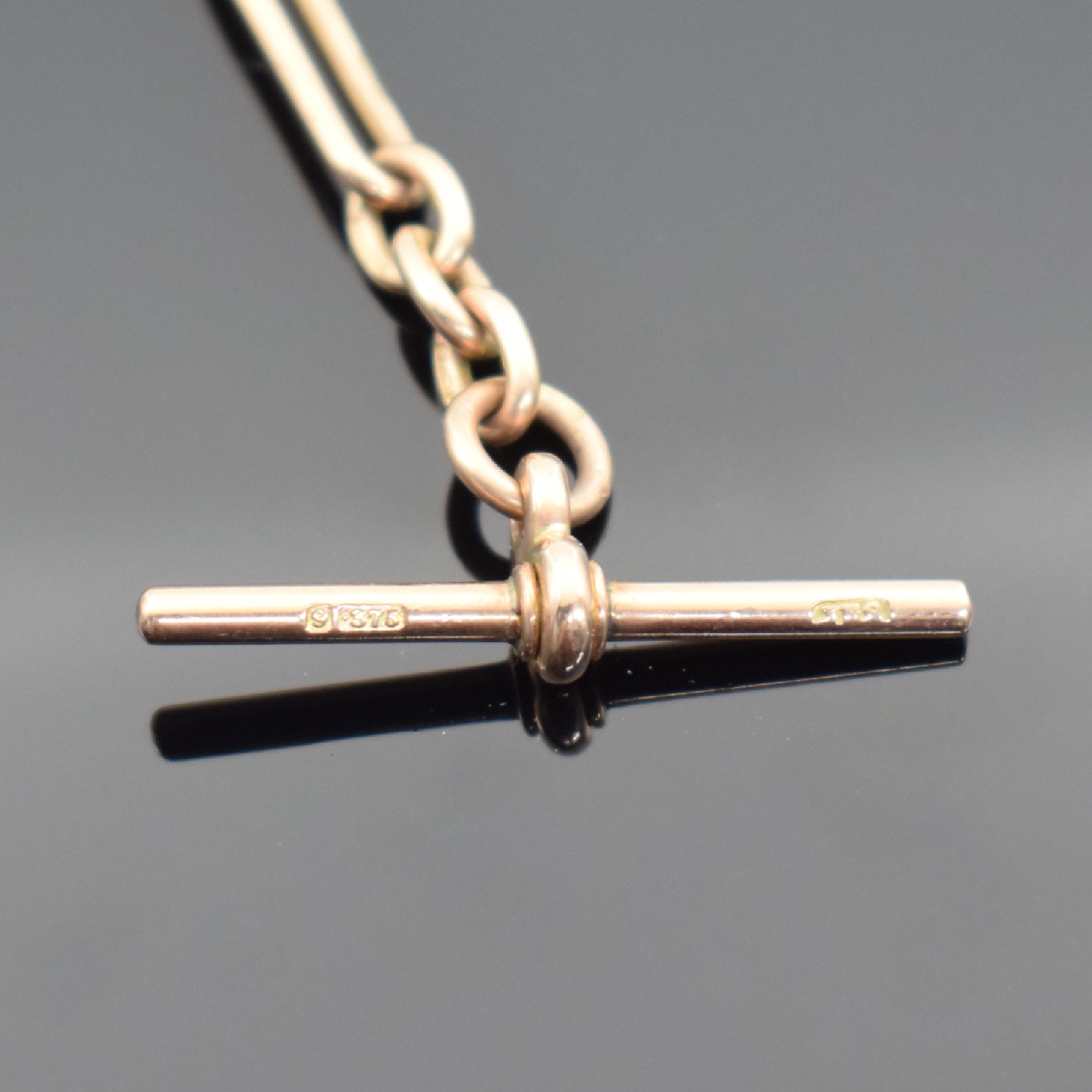 Detail b: 2 Taschenuhrketten in RoseG 375/000, England um 1900, beide m. Knebel & Karabiner, lang- gezogene schmale Glieder einzeln gemarkt, L. ca. 37 & 25 cm, ...