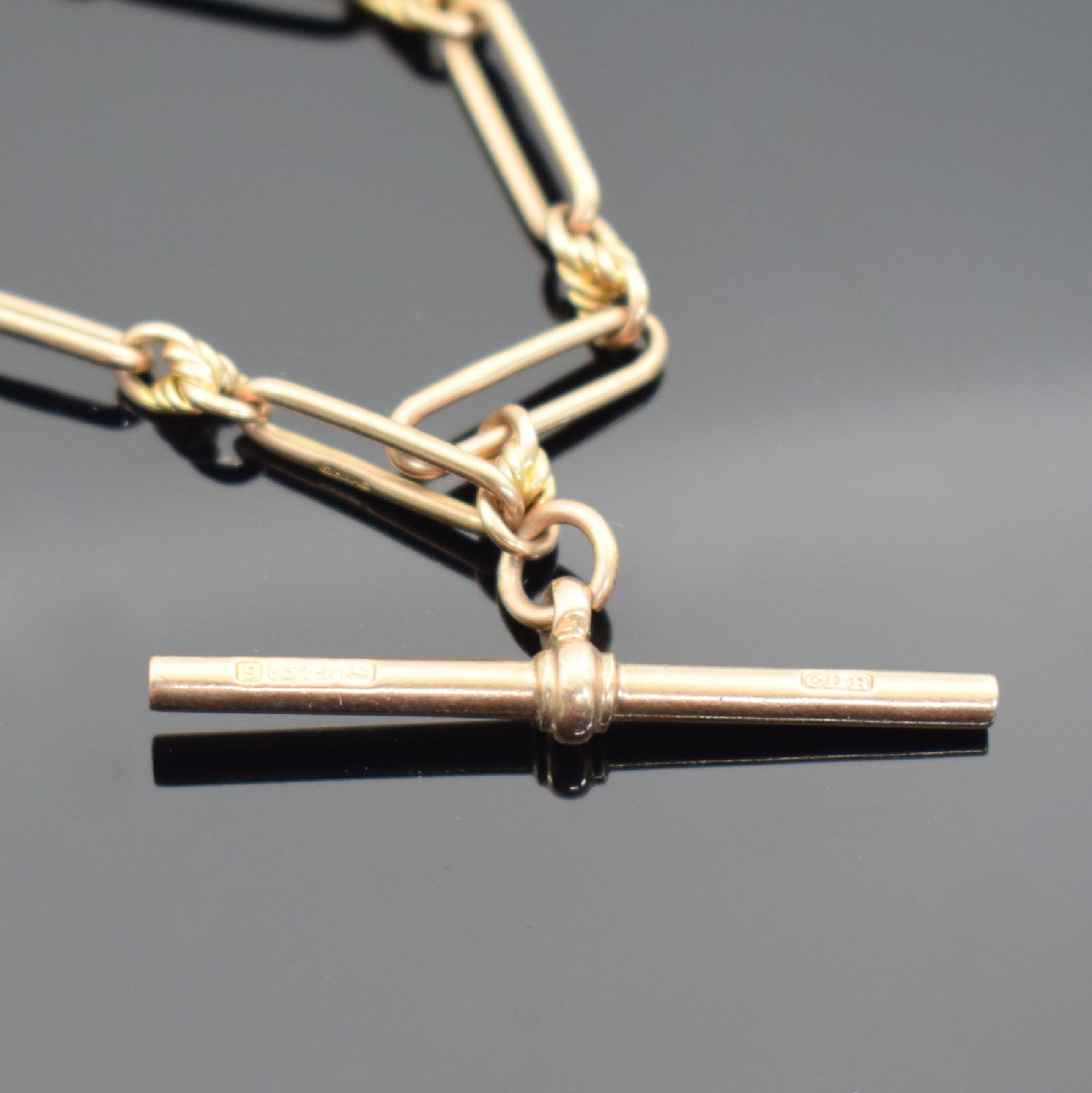 Detail c: 2 Taschenuhrketten in RoseG 375/000, England um 1900, beide m. Knebel & Karabiner, lang- gezogene schmale Glieder einzeln gemarkt, L. ca. 37 & 25 cm, ...