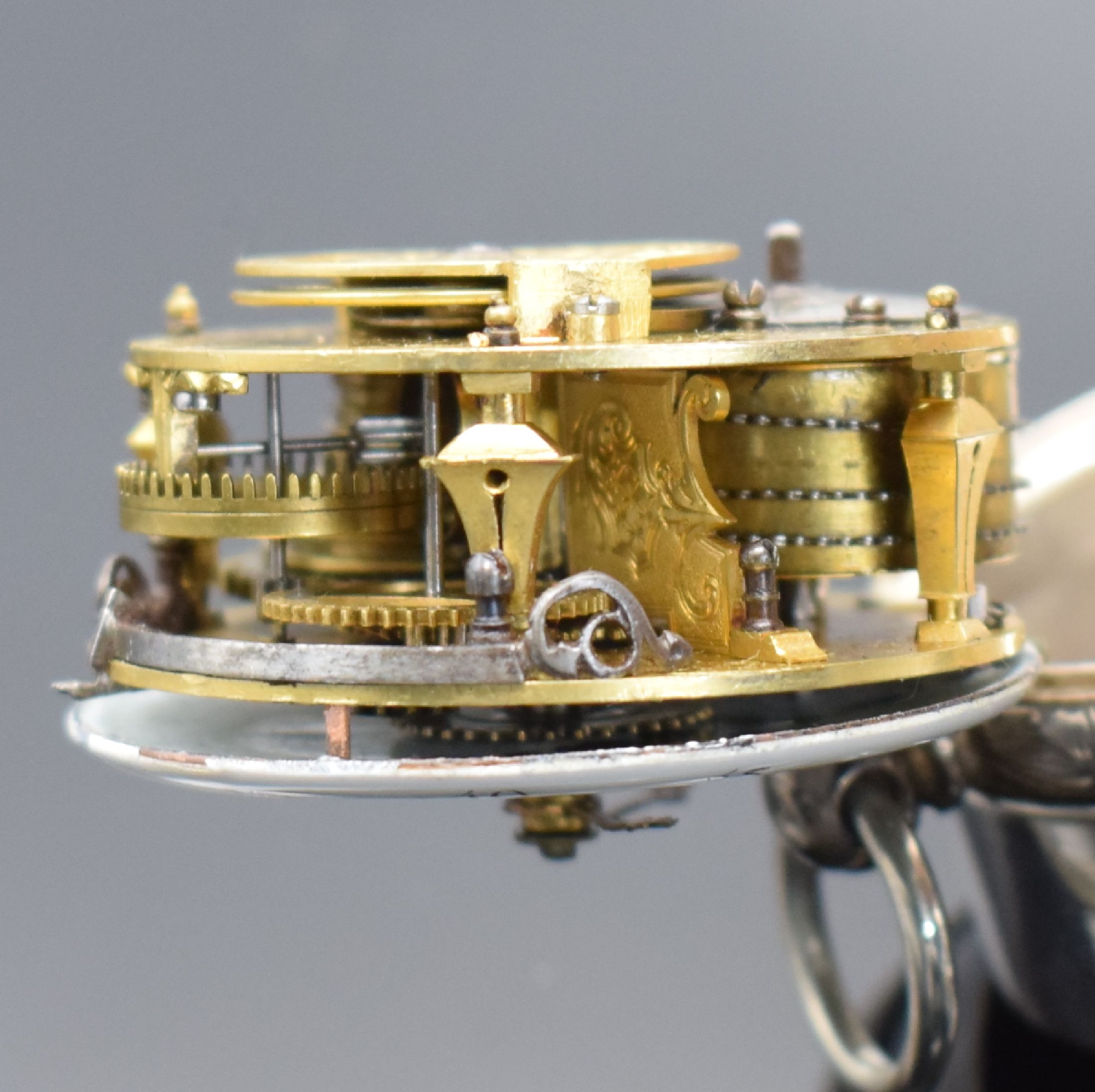 Detail e: Le GRAND à Dieppe frühes Spindelwerk mit Scheinpendel & 2 weitere Taschenuhren, Frankreich um 1720 / USA um 1900, 1. hohes verg. Werk m. ...