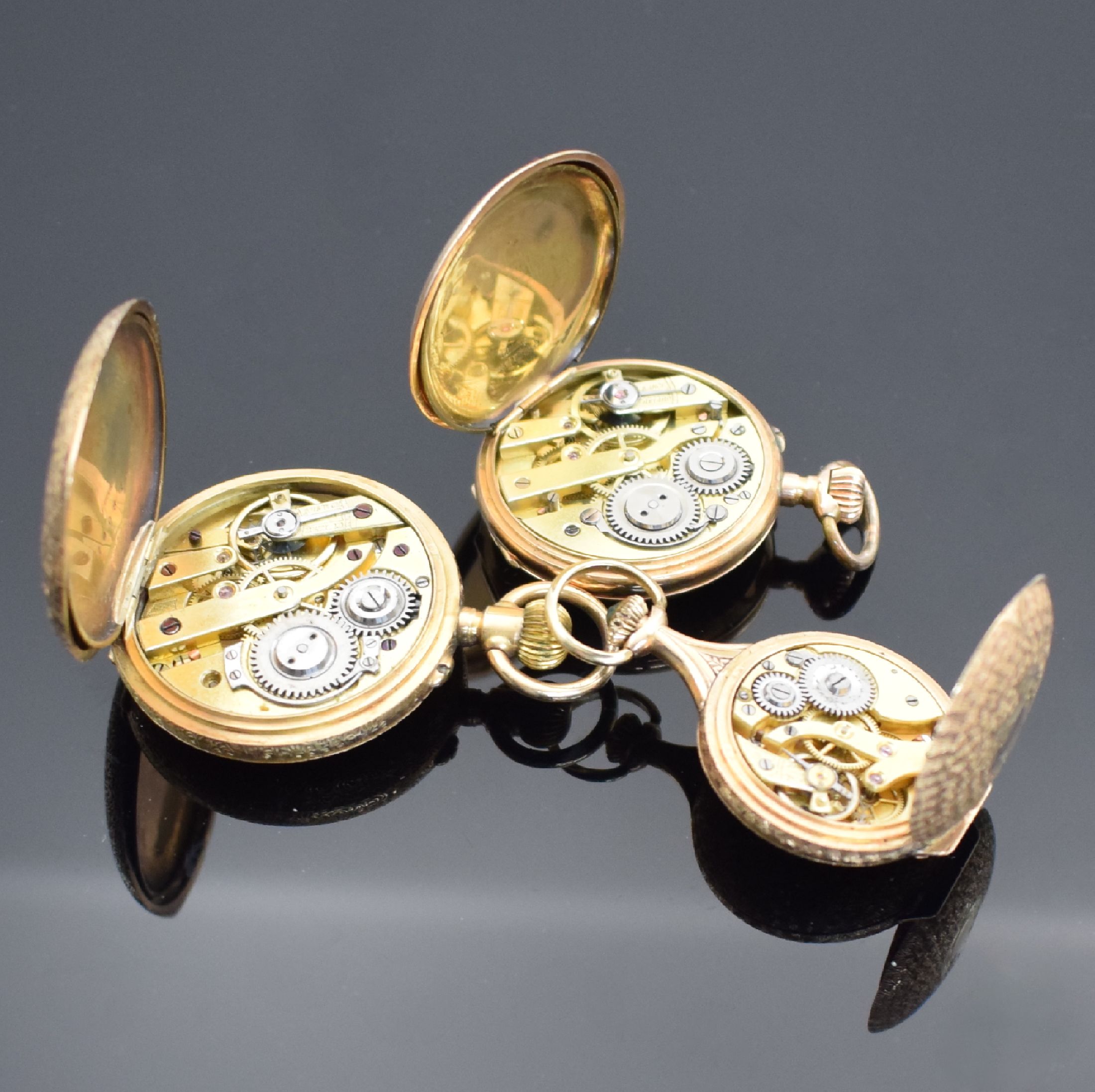 Detail d: 3 Damentaschenuhren in RoseG 585/000 sowie eine vergoldete ELGIN Savonette, um 1890, 3 Zylinderuhren als Savonette m. langem Pendant, Halbsavonette & ...