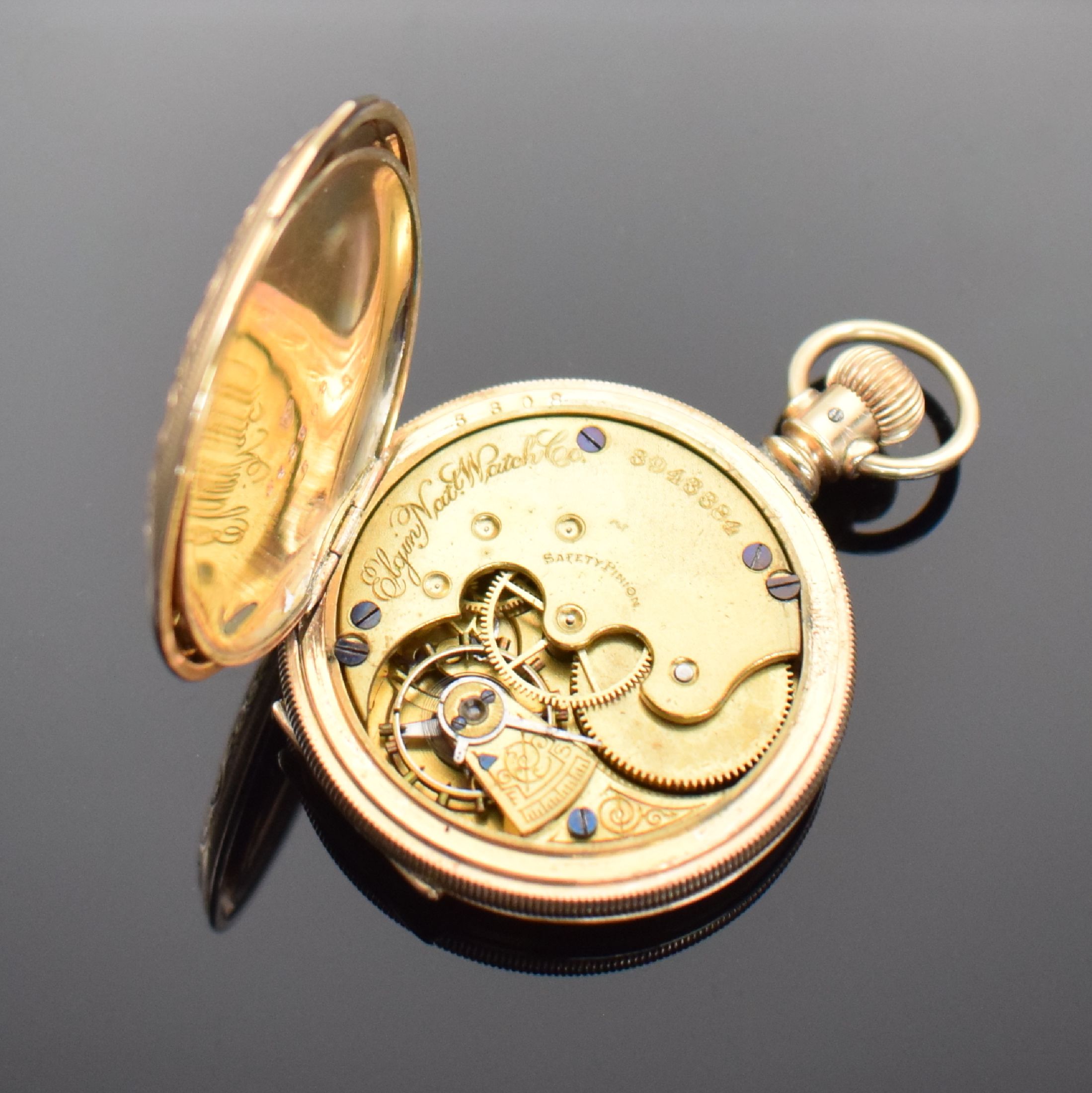 Detail e: 3 Damentaschenuhren in RoseG 585/000 sowie eine vergoldete ELGIN Savonette, um 1890, 3 Zylinderuhren als Savonette m. langem Pendant, Halbsavonette & ...