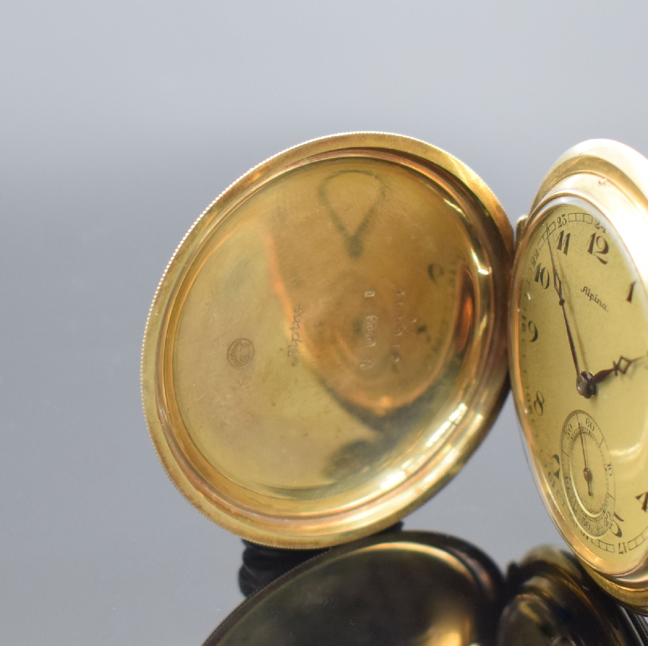 Detail b: ALPINA Herrensavonette in GG 585/000 & 2 weitere Goldtaschenuhren, Schweiz um 1890 - 1920, 1. Alpina m. gut erhaltenem guill. Louis-XVI Geh., gold. ...