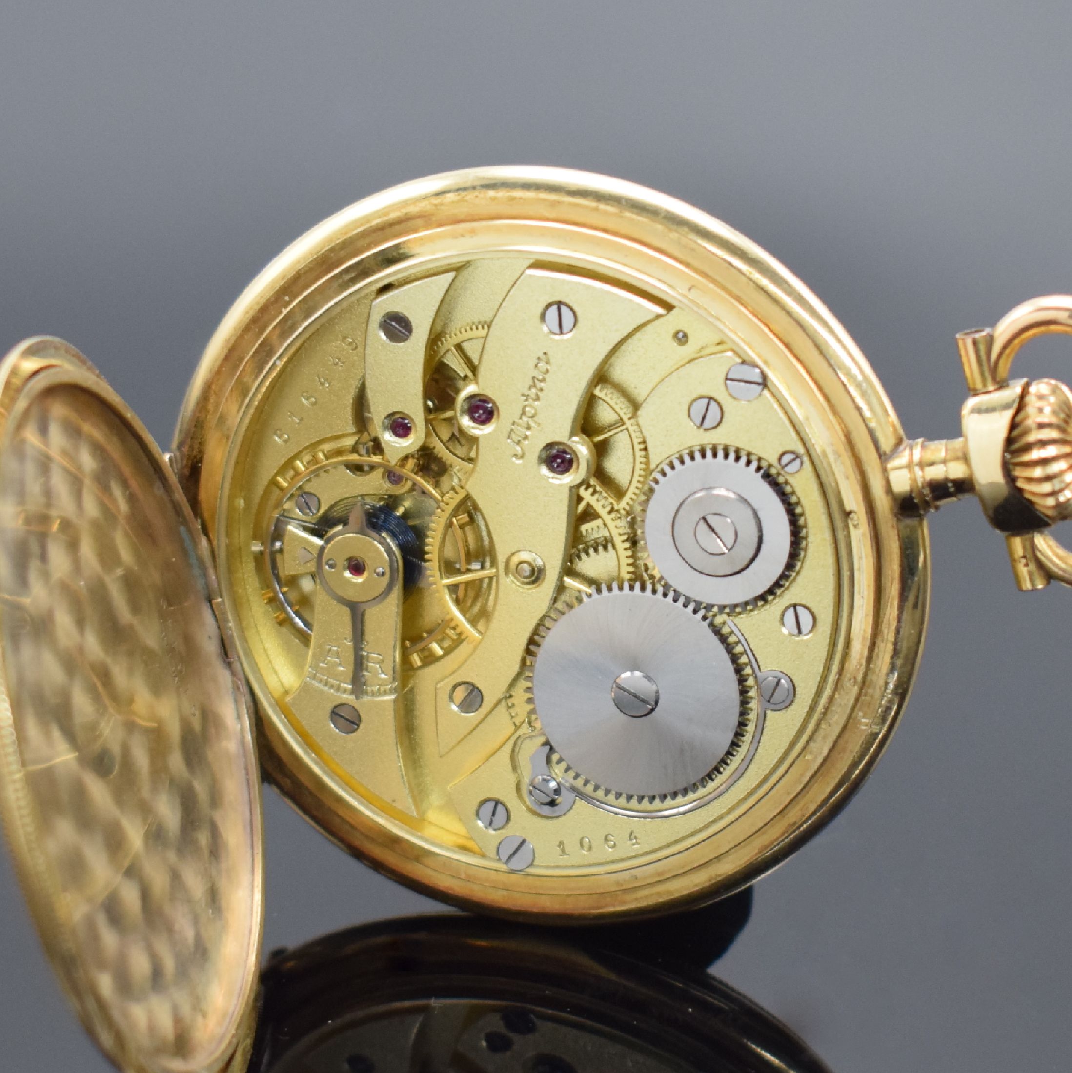 Detail d: ALPINA Herrensavonette in GG 585/000 & 2 weitere Goldtaschenuhren, Schweiz um 1890 - 1920, 1. Alpina m. gut erhaltenem guill. Louis-XVI Geh., gold. ...