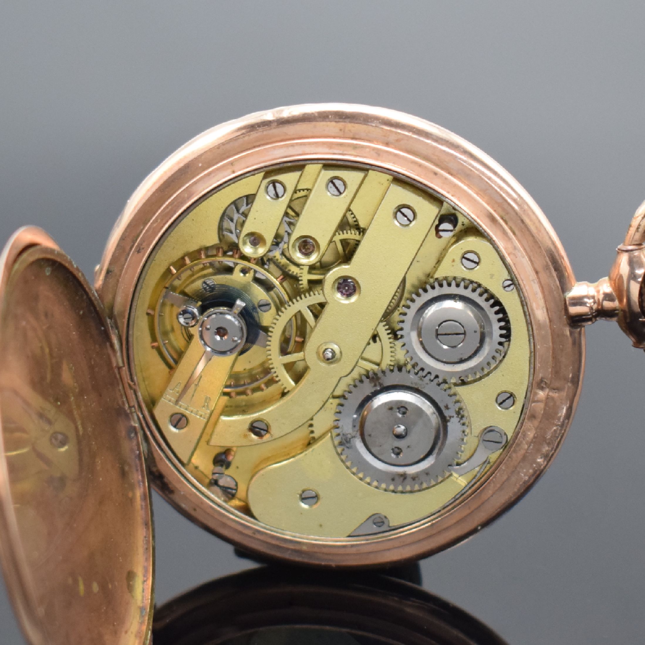 Detail i: ALPINA Herrensavonette in GG 585/000 & 2 weitere Goldtaschenuhren, Schweiz um 1890 - 1920, 1. Alpina m. gut erhaltenem guill. Louis-XVI Geh., gold. ...