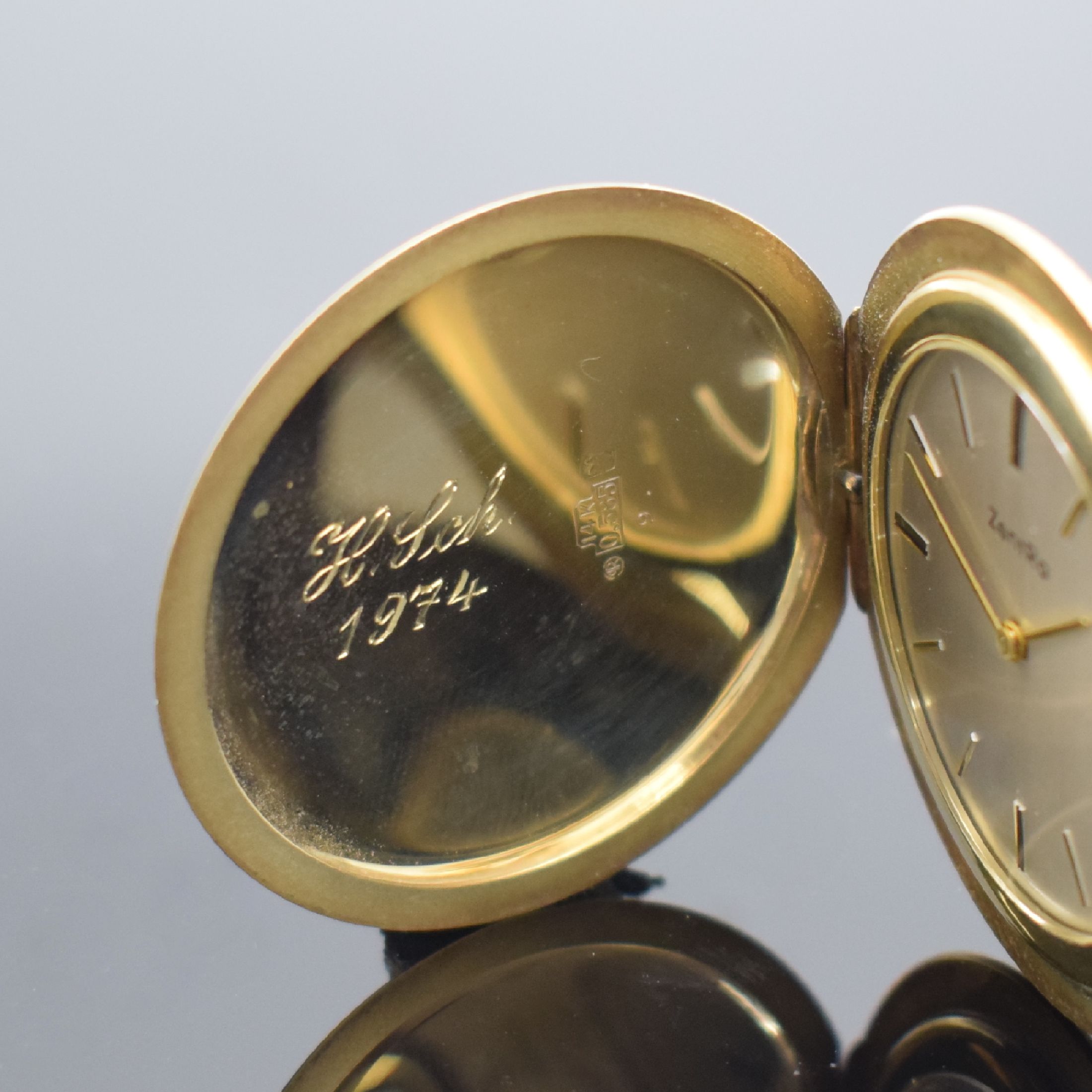 Detail a: ZENTRA Frackuhr in GG 585/000 mit Kette in GG 333/000, Schweiz um 1970, Handaufzug, schweres gebürstetes Geh., silb. Zifferbl., gold. Indizes & ...
