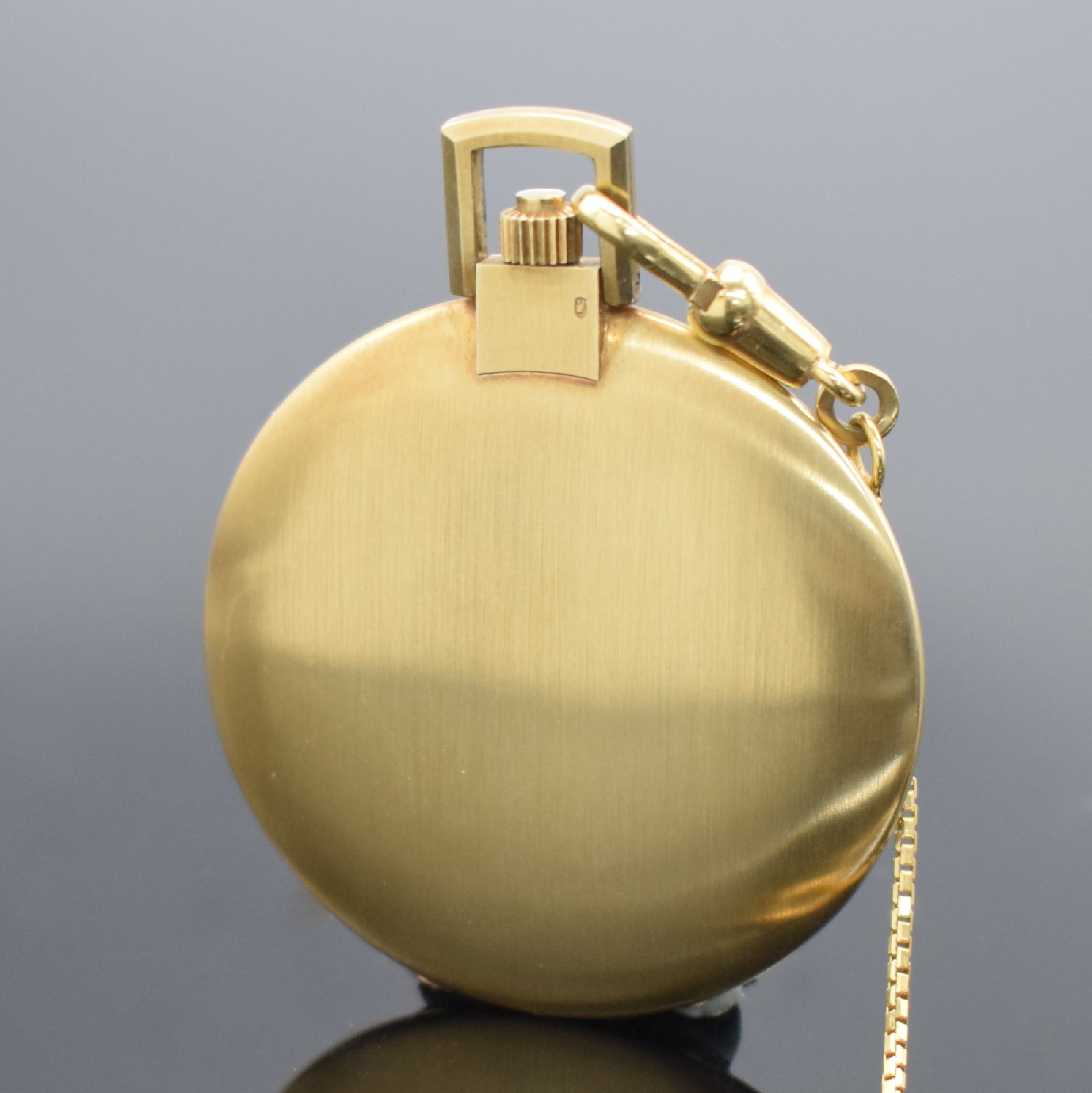 Detail c: ZENTRA Frackuhr in GG 585/000 mit Kette in GG 333/000, Schweiz um 1970, Handaufzug, schweres gebürstetes Geh., silb. Zifferbl., gold. Indizes & ...