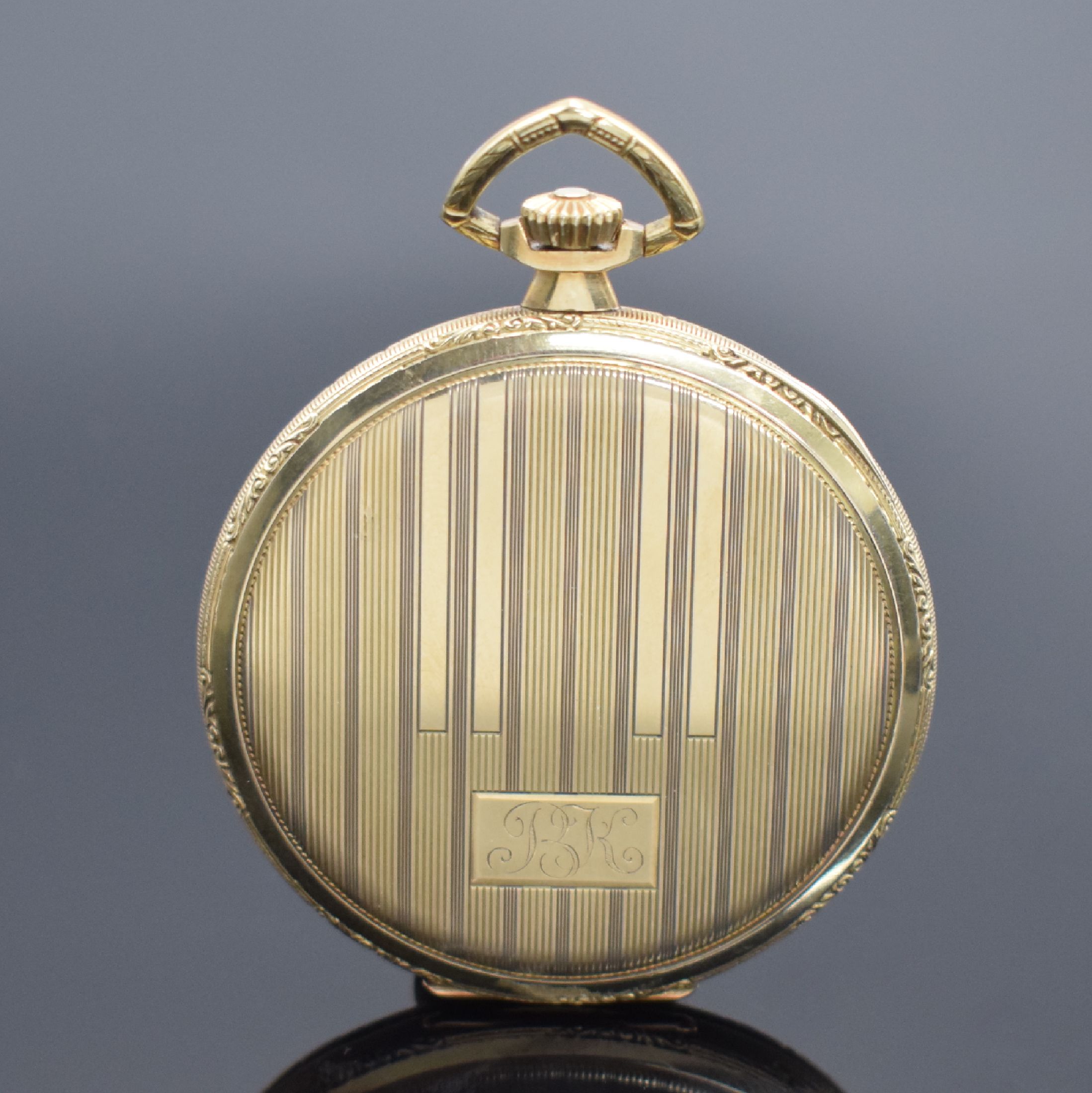 Detail a: OMEGA Frackuhr in GG 585/000, Schweiz um 1925, flaches, streifen-guill. Geh. m. Monogramm-Grav., fein gerippter Rand, Metallcuvette m. ...
