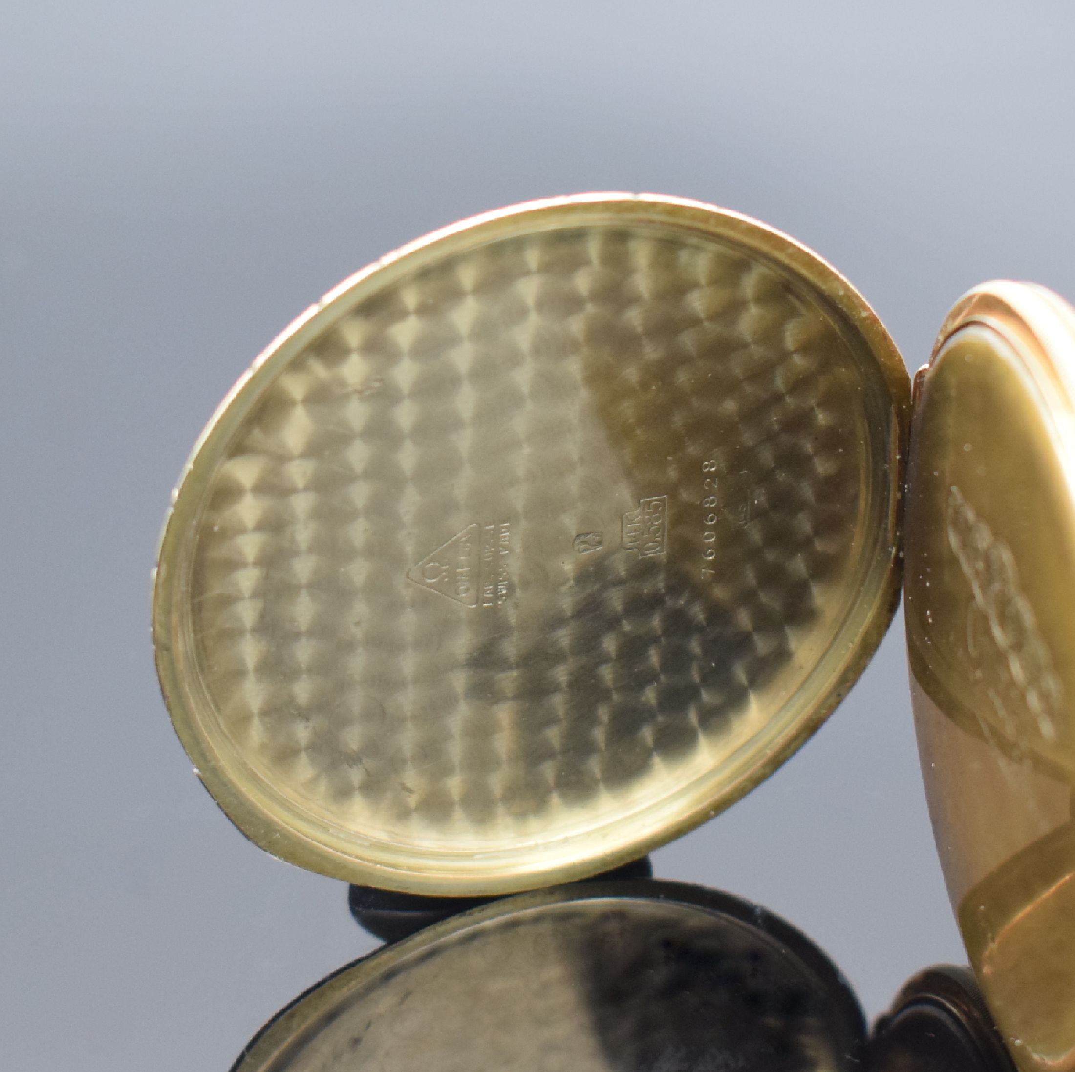 Detail b: OMEGA Frackuhr in GG 585/000, Schweiz um 1925, flaches, streifen-guill. Geh. m. Monogramm-Grav., fein gerippter Rand, Metallcuvette m. ...