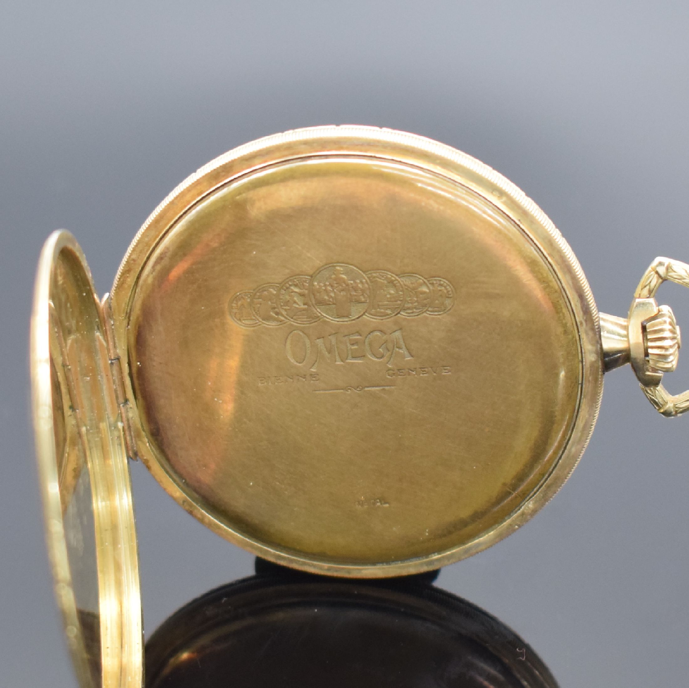 Detail c: OMEGA Frackuhr in GG 585/000, Schweiz um 1925, flaches, streifen-guill. Geh. m. Monogramm-Grav., fein gerippter Rand, Metallcuvette m. ...