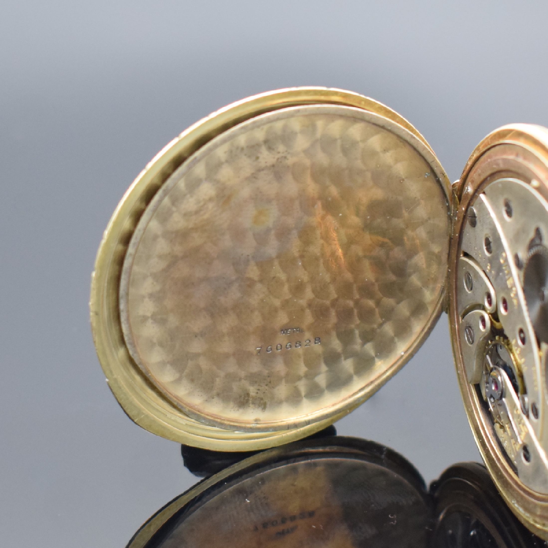 Detail d: OMEGA Frackuhr in GG 585/000, Schweiz um 1925, flaches, streifen-guill. Geh. m. Monogramm-Grav., fein gerippter Rand, Metallcuvette m. ...