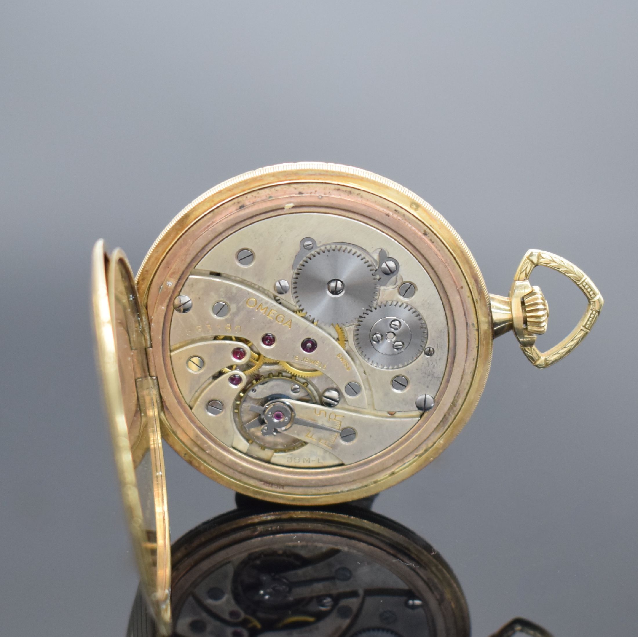 Detail e: OMEGA Frackuhr in GG 585/000, Schweiz um 1925, flaches, streifen-guill. Geh. m. Monogramm-Grav., fein gerippter Rand, Metallcuvette m. ...