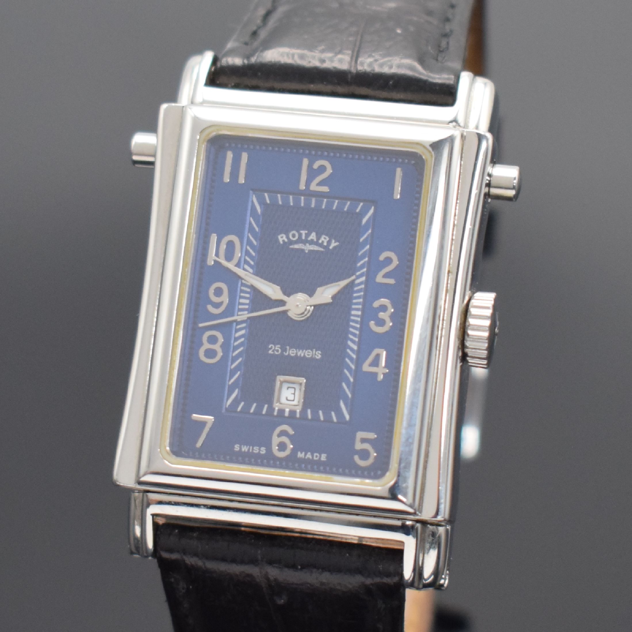 Detail a: ROTARY rechteckige drehbare Herrenarmbanduhr in Stahl, Schweiz um 2000, Automatik, Ref. G9170, beids. vergl. Geh., Boden 8-fach verschr., blaues ...