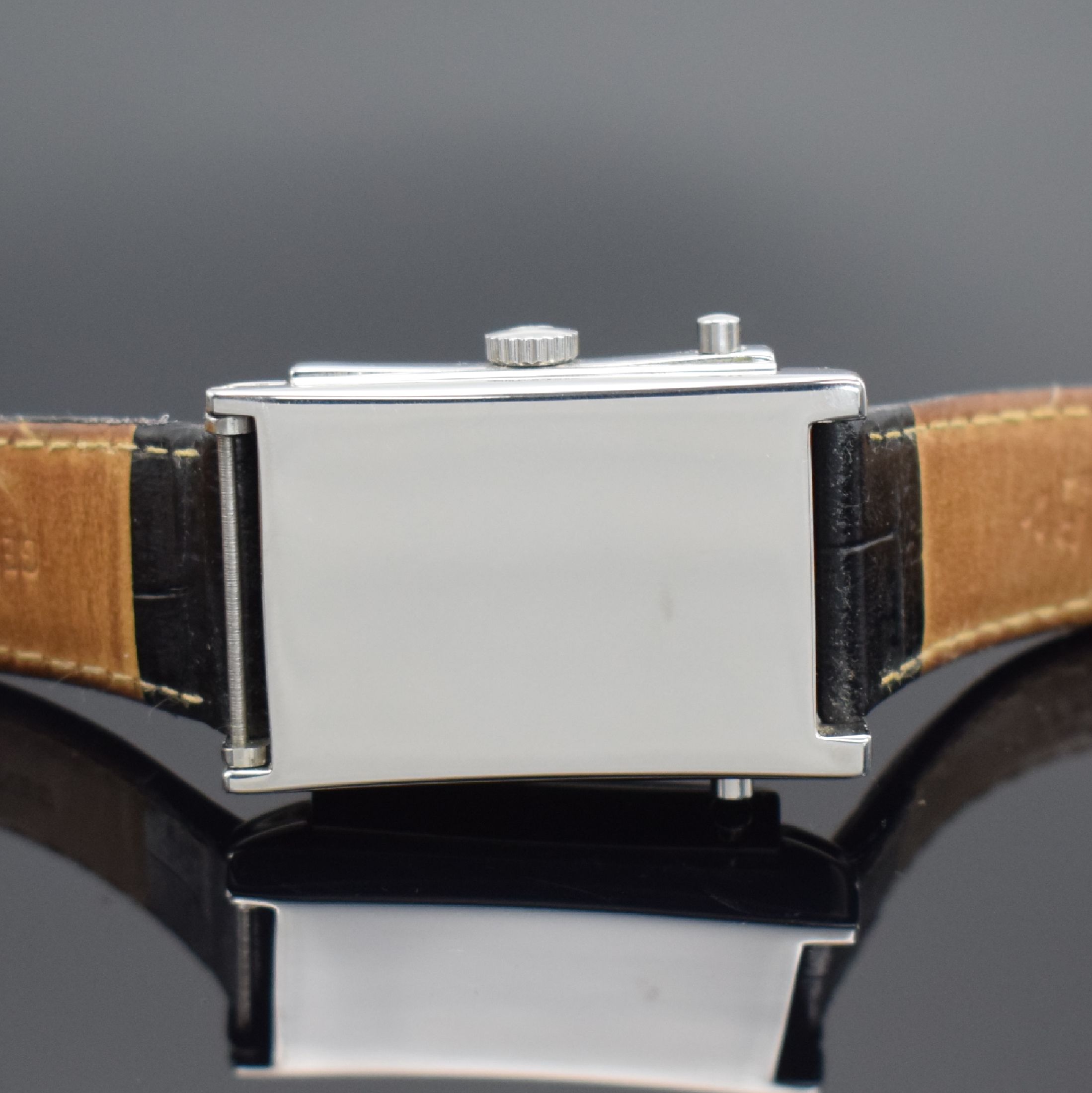 Detail b: ROTARY rechteckige drehbare Herrenarmbanduhr in Stahl, Schweiz um 2000, Automatik, Ref. G9170, beids. vergl. Geh., Boden 8-fach verschr., blaues ...