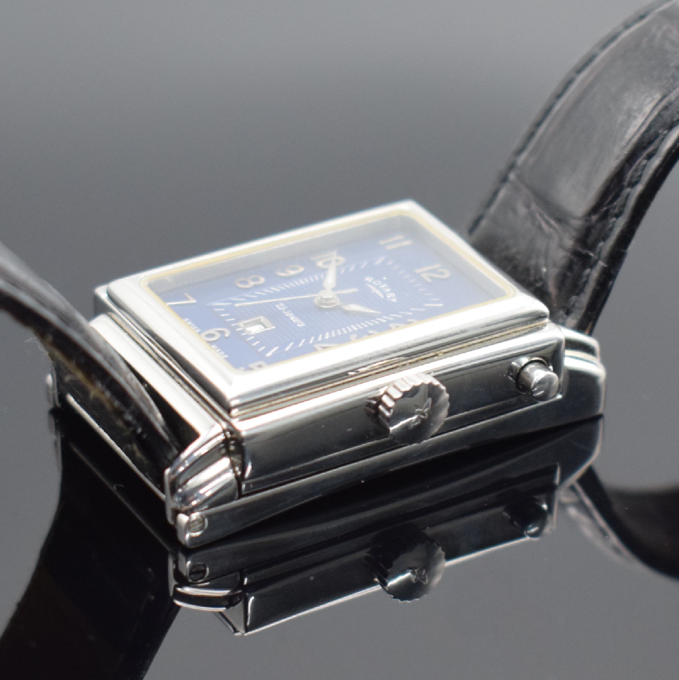 Detail d: ROTARY rechteckige drehbare Herrenarmbanduhr in Stahl, Schweiz um 2000, Automatik, Ref. G9170, beids. vergl. Geh., Boden 8-fach verschr., blaues ...