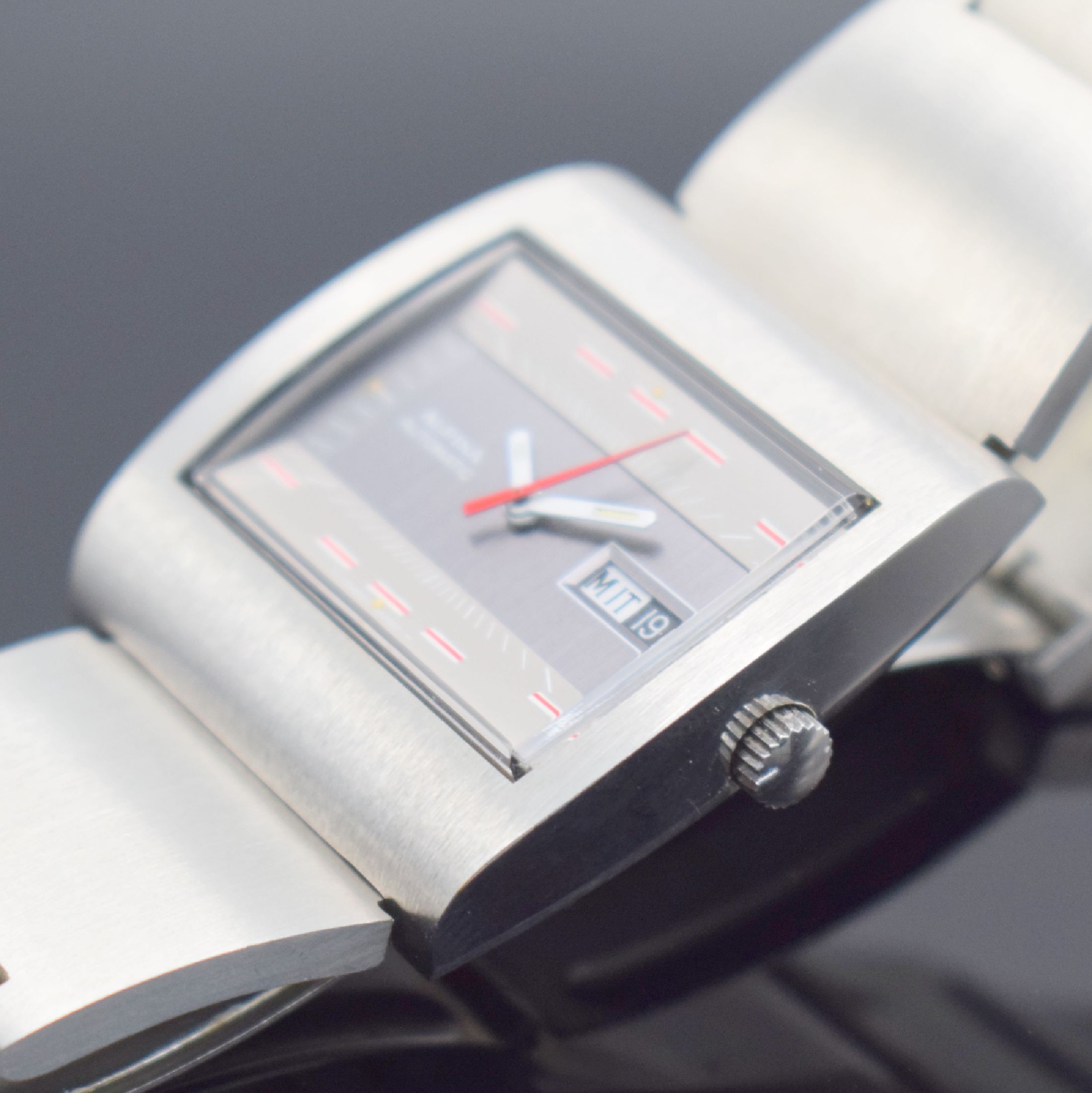 Detail b: ALPINA nahezu neuwertige Herrenarmbanduhr im 1970er Jahre Design in Stahl, Schweiz, Automatik, Monocoque-Geh., unsign. Stahlband m. Faltschl. aus der ...