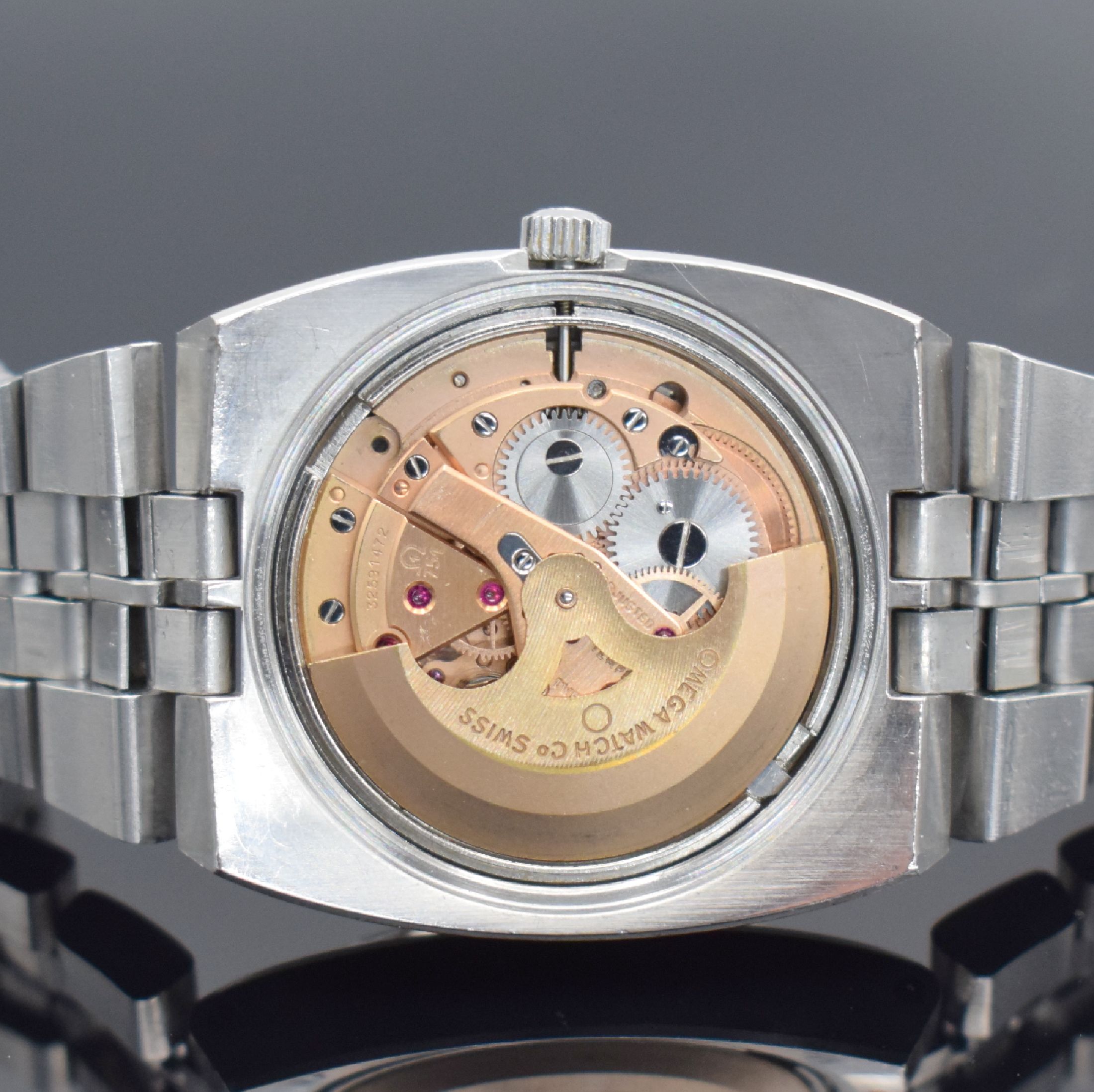 Detail e: OMEGA Constellation Chronometer Herrenarmbanduhr in Stahl, Schweiz um 1969, Automatik, Ref. 168.045 - 368.845, Boden mit Sternwarte-Symbolik ...