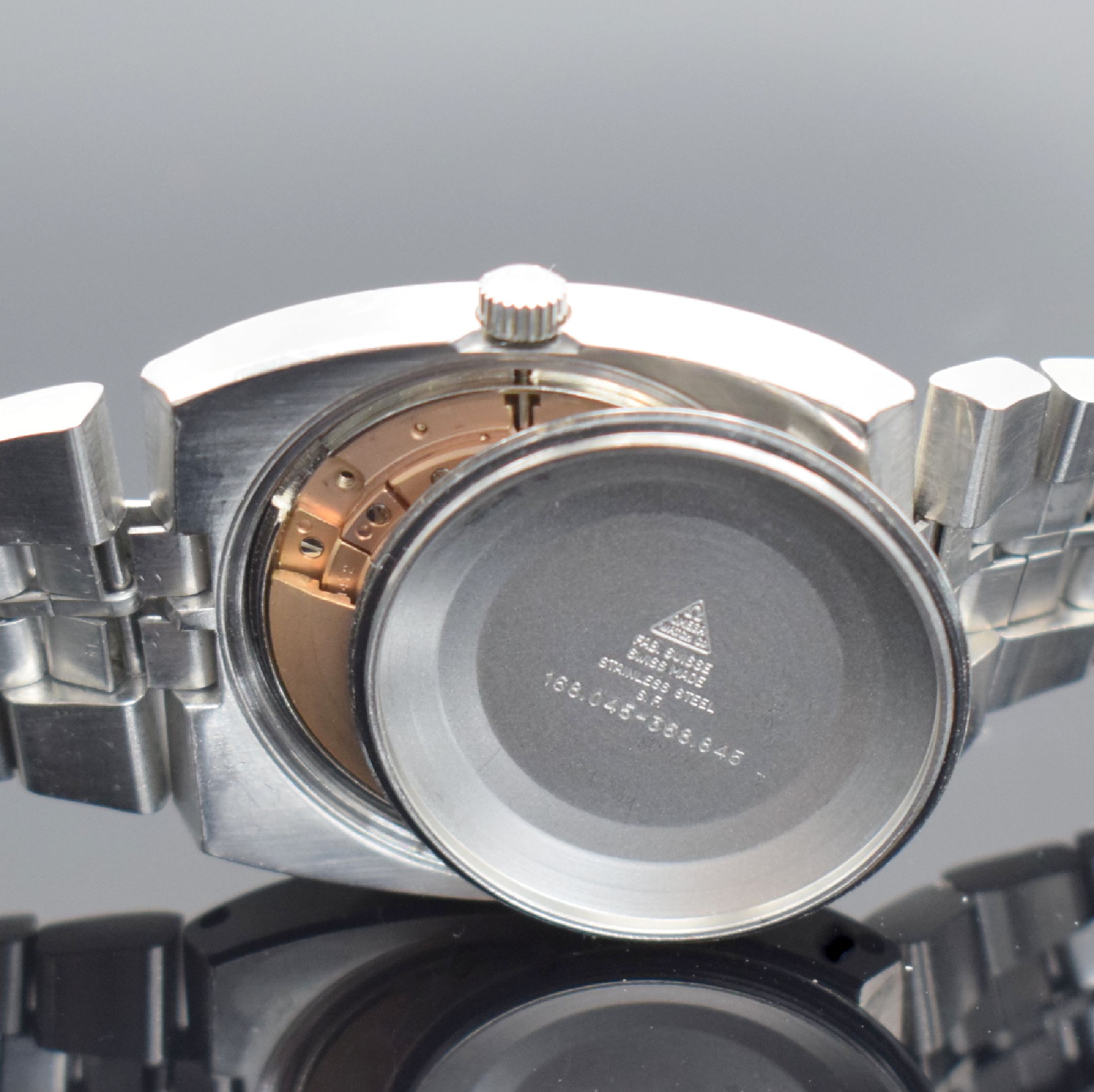 Detail g: OMEGA Constellation Chronometer Herrenarmbanduhr in Stahl, Schweiz um 1969, Automatik, Ref. 168.045 - 368.845, Boden mit Sternwarte-Symbolik ...