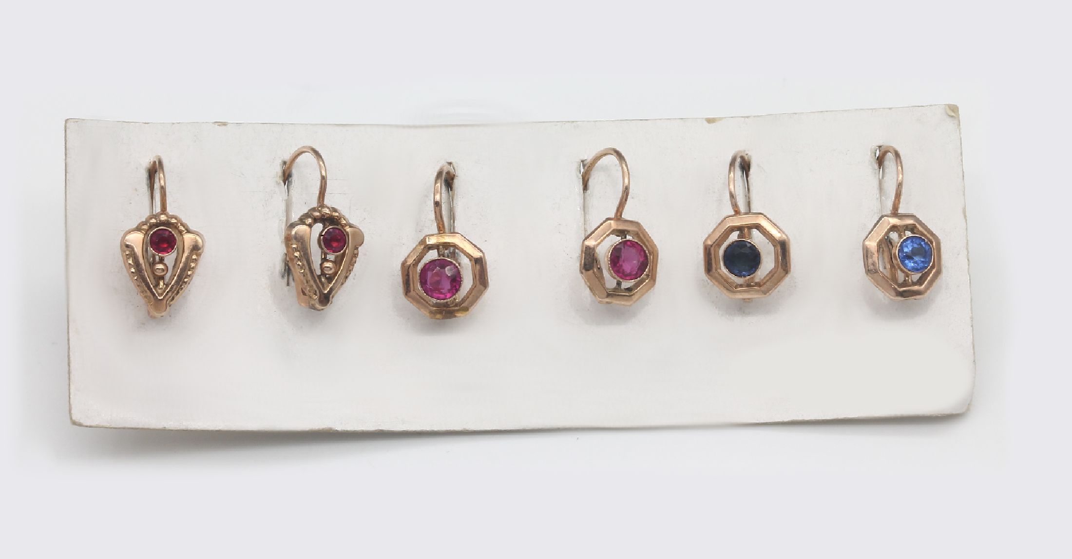 Detail c: 11 Paar goldene Ohrgehänge, GG 750/000 und 500/000 (12 kt), um 1930-50, z.T. mit Farbsteinen, Doubletten, Glassteine, alter Lagerbestand, schönes ...