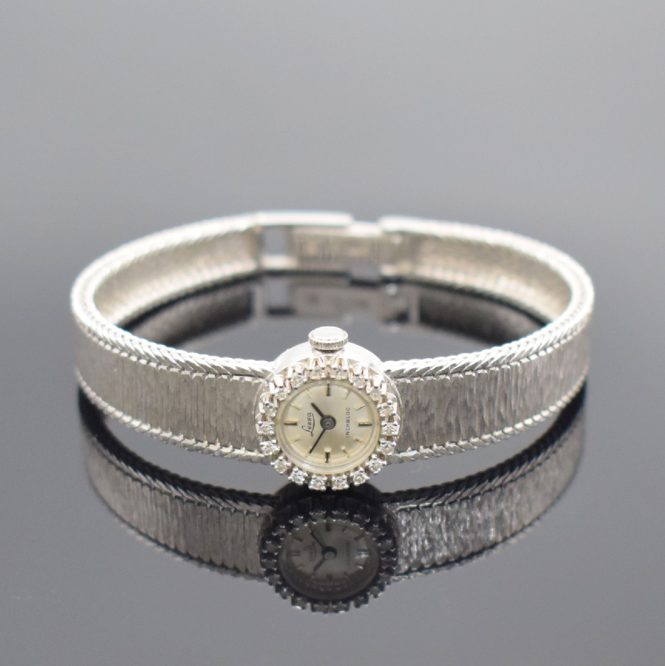 LESSA Damenarmbanduhr in WG 750/000 mit Diamanten, Schweiz um 1960, Handaufzug, Milanaiseband, Boden aufgedr., Lünette aufw. m. Diamanten bes., ...