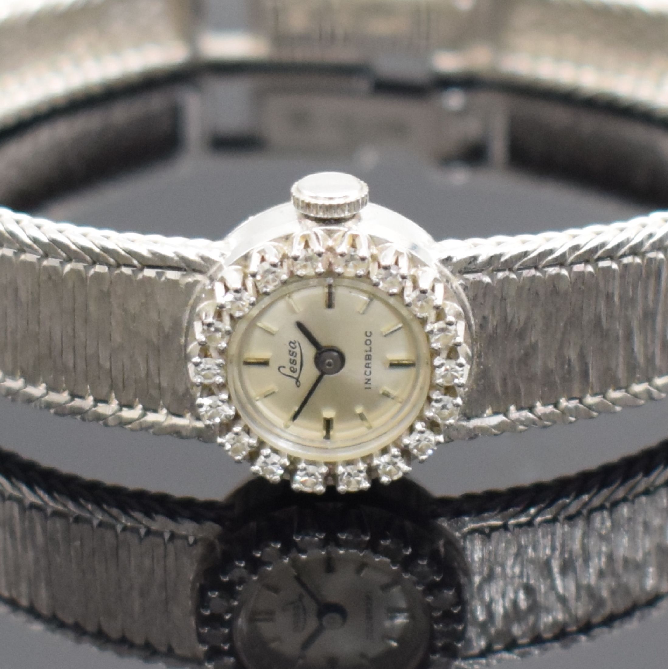 Detail a: LESSA Damenarmbanduhr in WG 750/000 mit Diamanten, Schweiz um 1960, Handaufzug, Milanaiseband, Boden aufgedr., Lünette aufw. m. Diamanten bes., ...