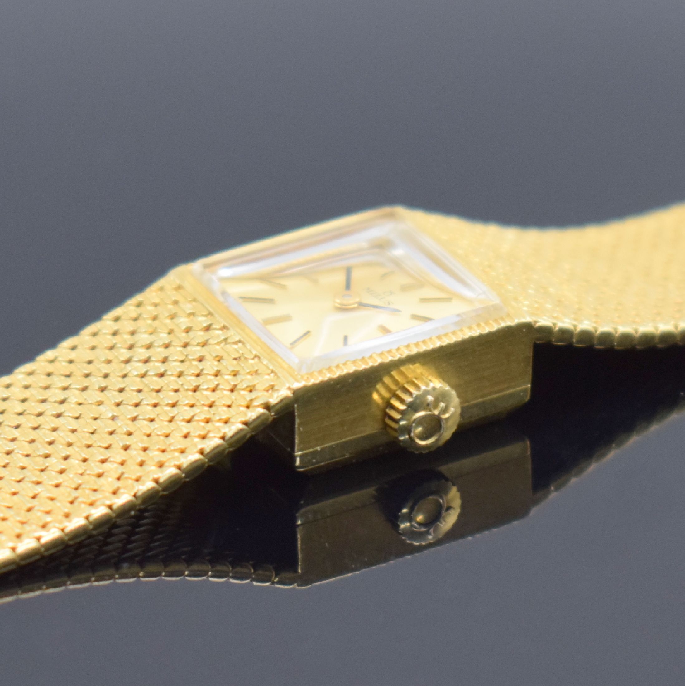 Detail d: MILUS Damenarmbanduhr in GG 750/000, Schweiz um 1960, Handaufzug, Milanaiseband, Boden aufgedr., champagnerfarb. Zifferbl. m. aufgel. Std.-Ind., ...