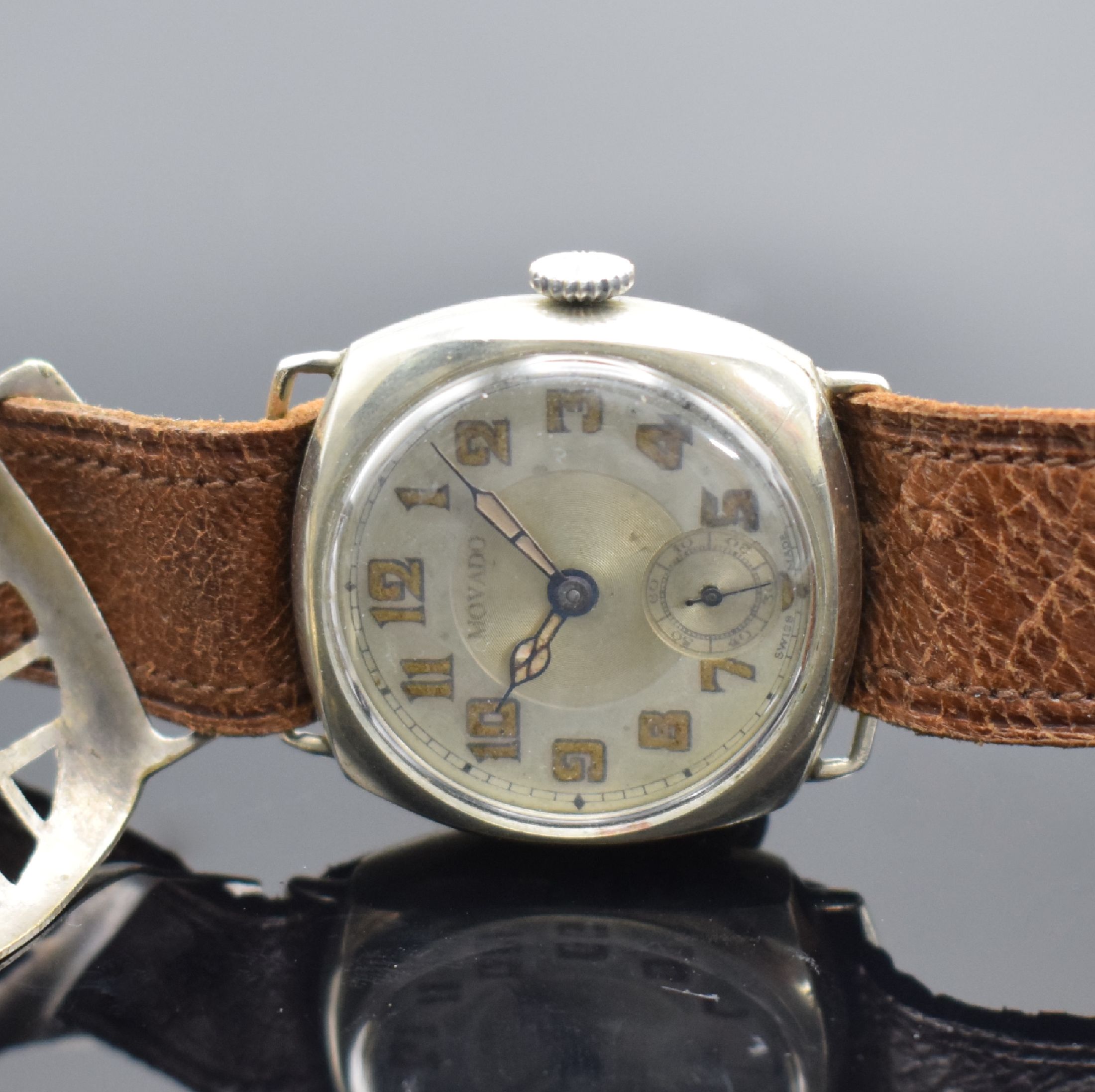 Detail a: DOMINEX frühe Herrenarmbanduhr in Nickel sogenannte Schützengrabenuhr, Schweiz um 1915, Handaufzug, Boden aufgedr., silb. Duoton-Zifferbl. mit ...