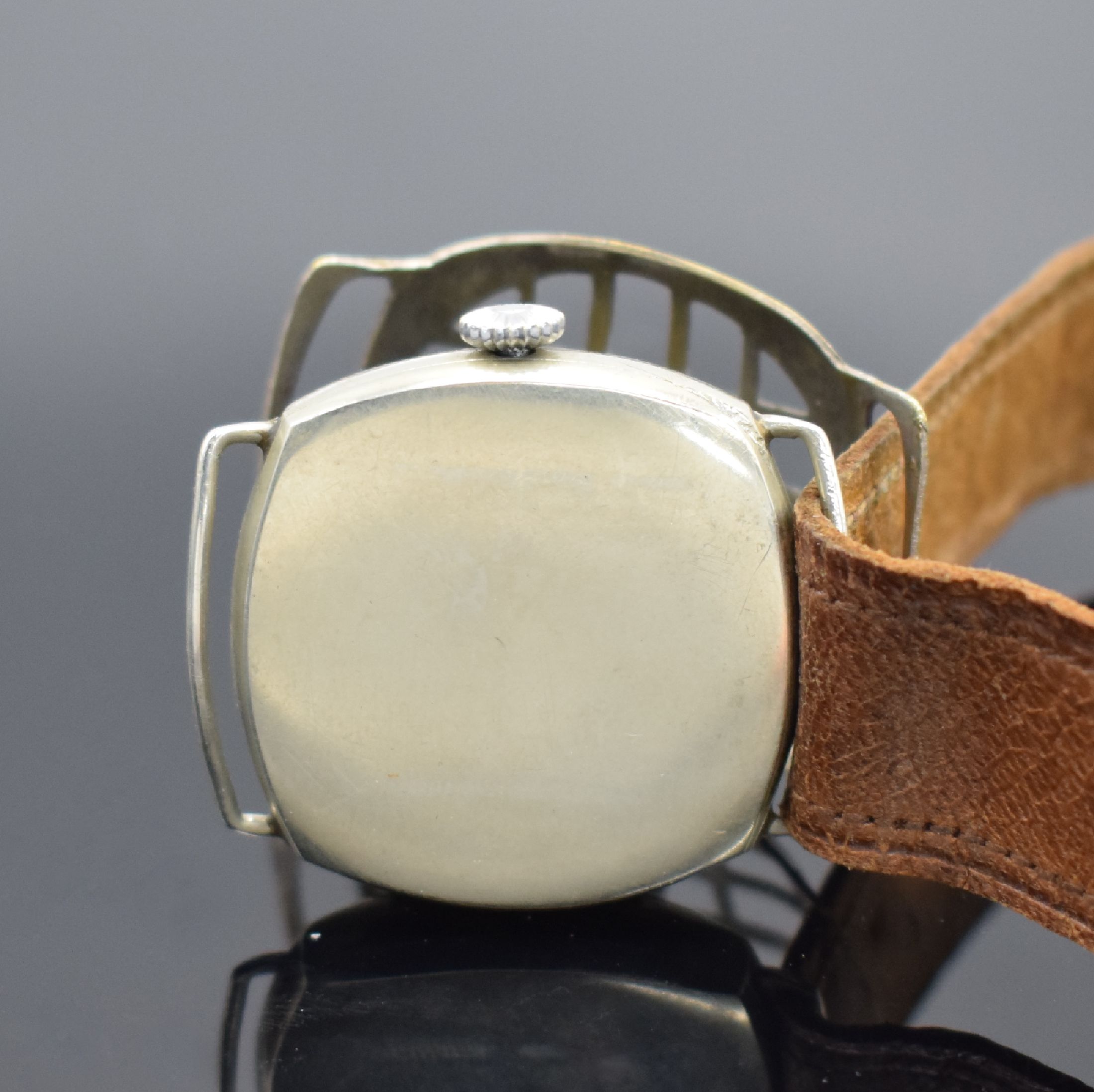 Detail b: DOMINEX frühe Herrenarmbanduhr in Nickel sogenannte Schützengrabenuhr, Schweiz um 1915, Handaufzug, Boden aufgedr., silb. Duoton-Zifferbl. mit ...