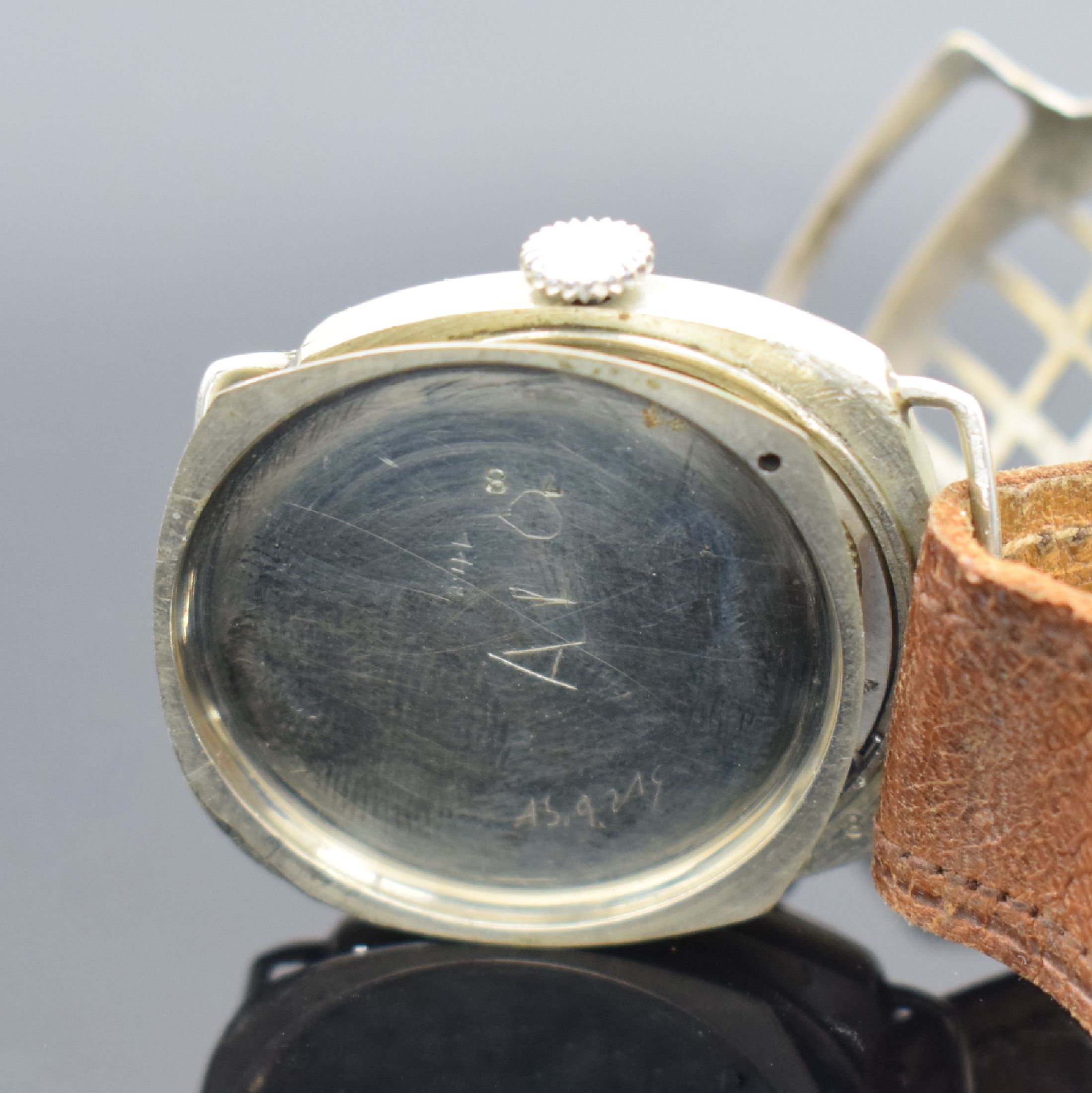 Detail d: DOMINEX frühe Herrenarmbanduhr in Nickel sogenannte Schützengrabenuhr, Schweiz um 1915, Handaufzug, Boden aufgedr., silb. Duoton-Zifferbl. mit ...