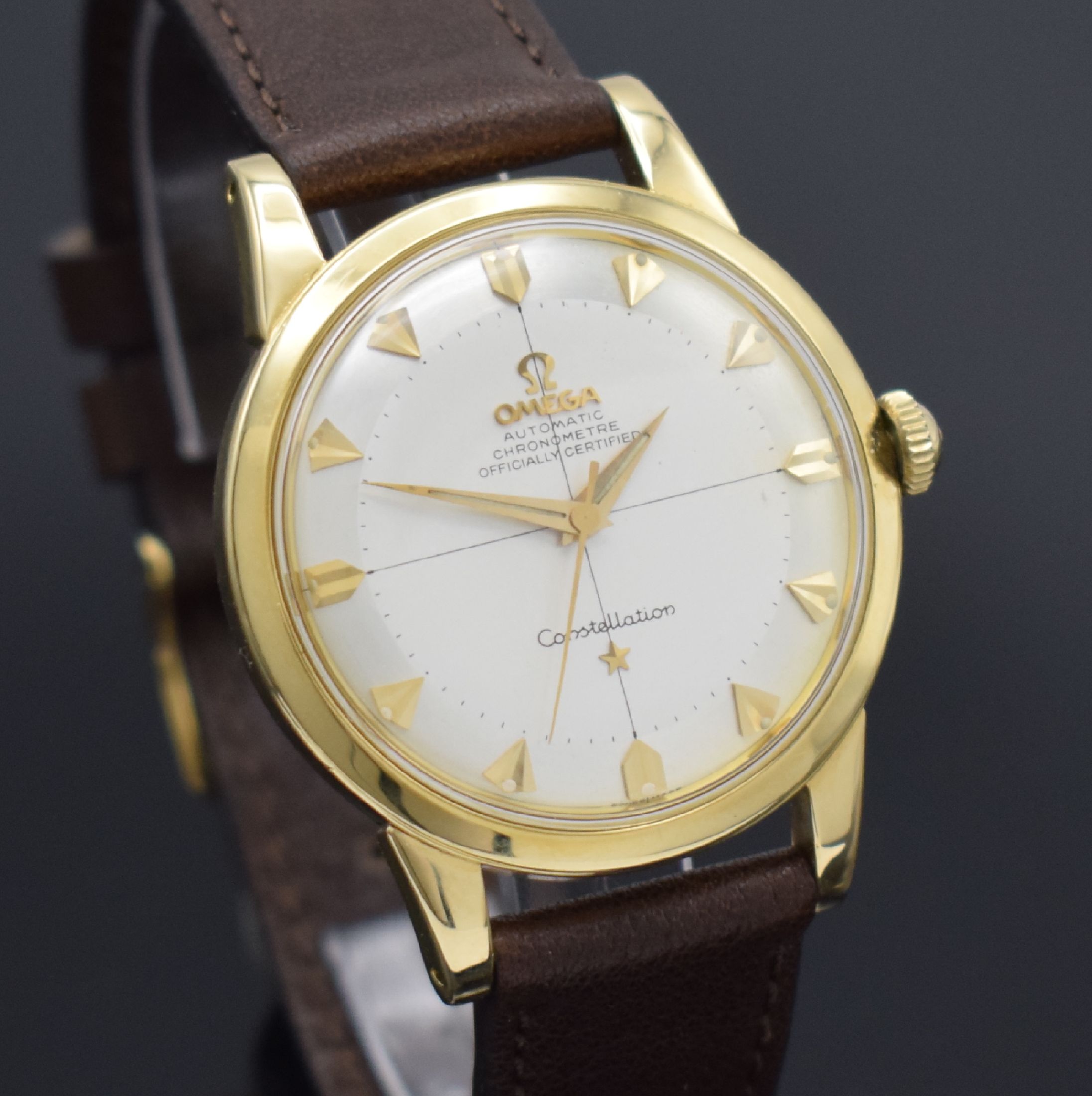 Detail e: OMEGA Seamaster großes Herrenchronometer in GG 750/000 Referenz 2521SC, Schweiz um 1952, Hammerautomatik, Boden verschr., silb. Duoton-Zifferbl. ...