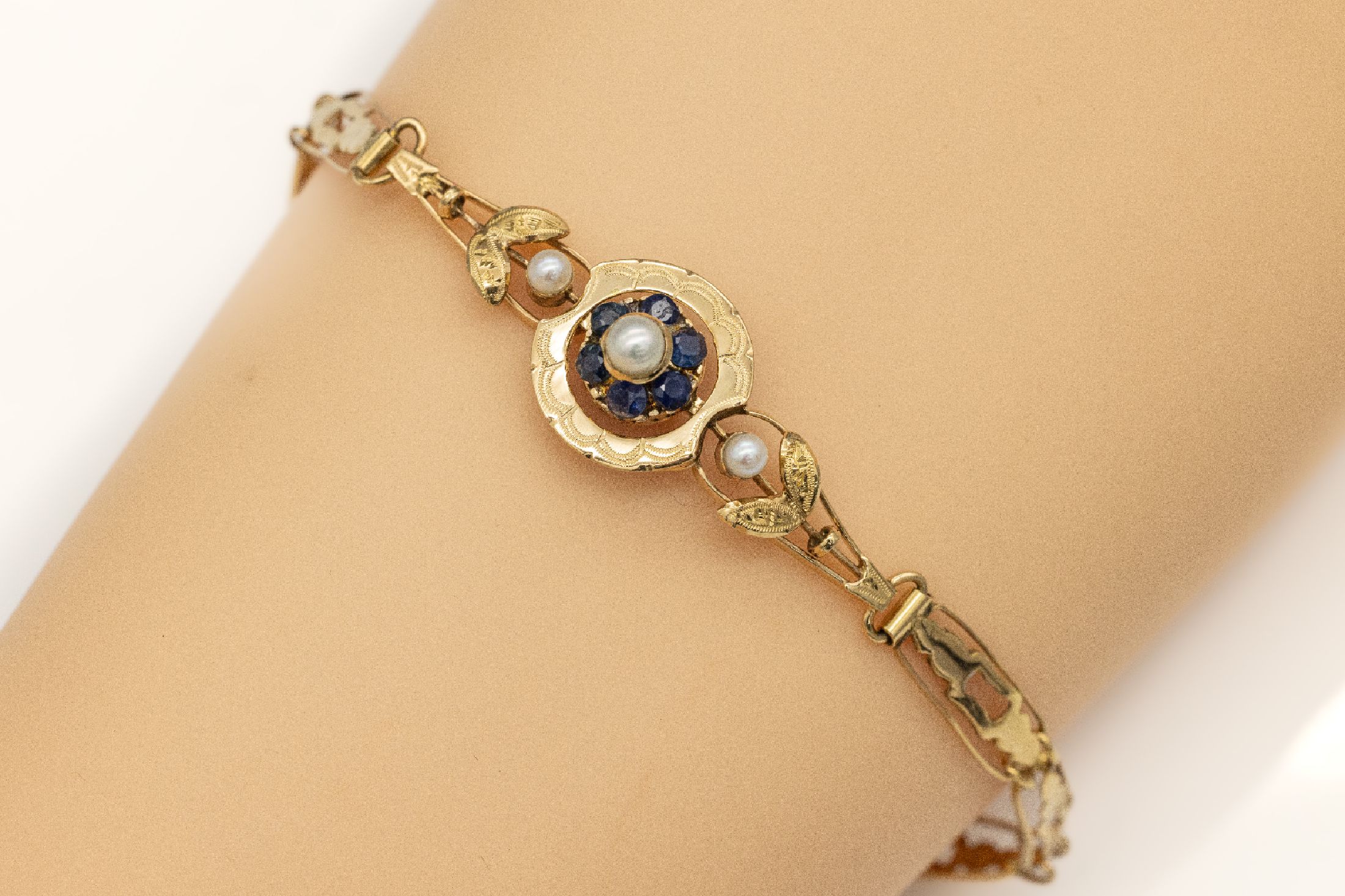 Detail a: 14 kt Gold Perl-Saphir-Armband, GG 585/000,um 1890-1900, Mittelteil floral mit 3 Perlen und 6 rundfacett. Saphiren, L. ca. 17.5 cm, ca. 5.0 g, ...