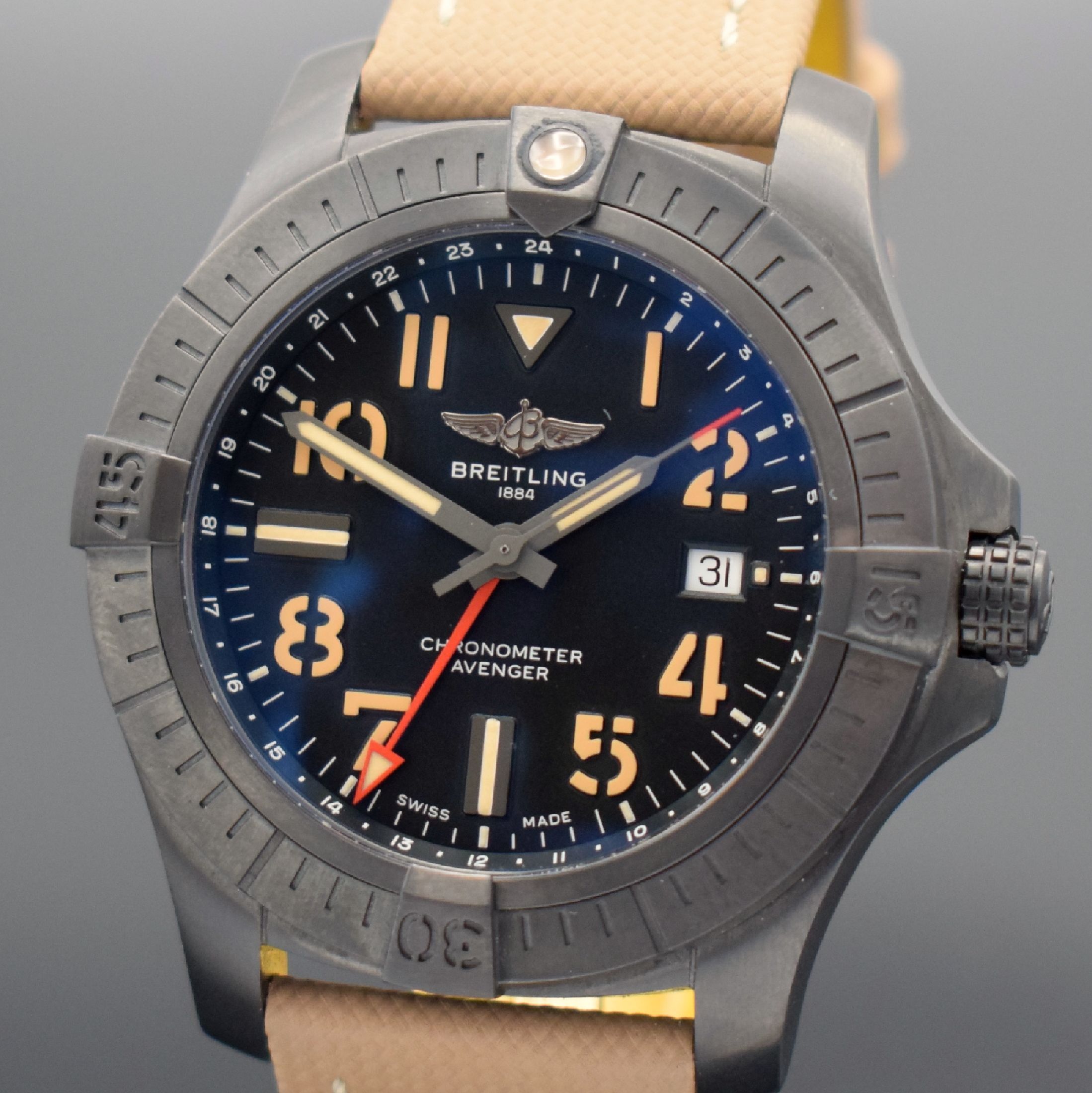 Detail a: BREITLING GMT 45 Chronometer Avenger Night Mission sehr gut erhaltene Herrenarmbanduhr Referenz V32395, Schweiz 2020, Automatik, verschr. Gehäuse in ...