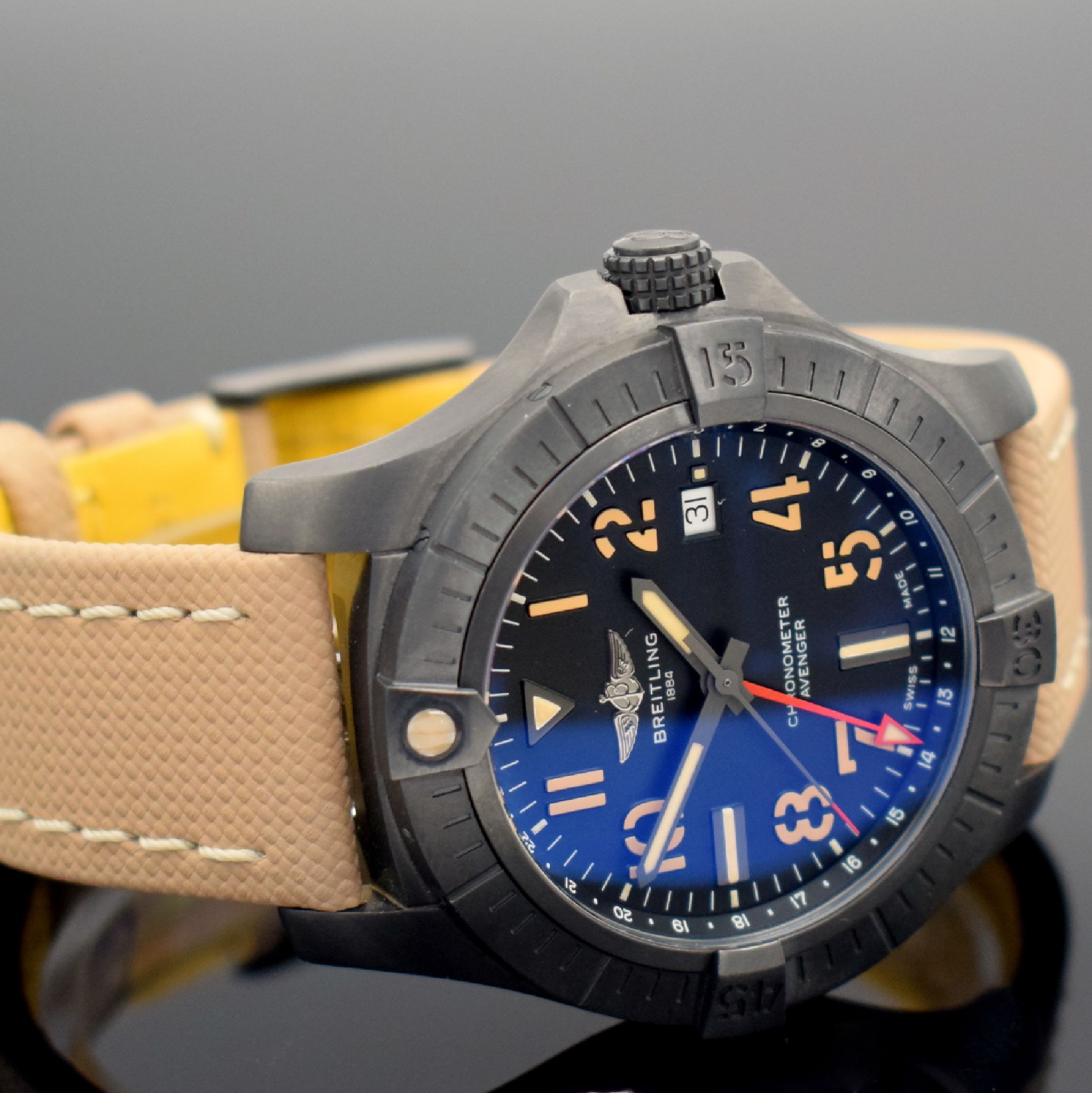 Detail b: BREITLING GMT 45 Chronometer Avenger Night Mission sehr gut erhaltene Herrenarmbanduhr Referenz V32395, Schweiz 2020, Automatik, verschr. Gehäuse in ...