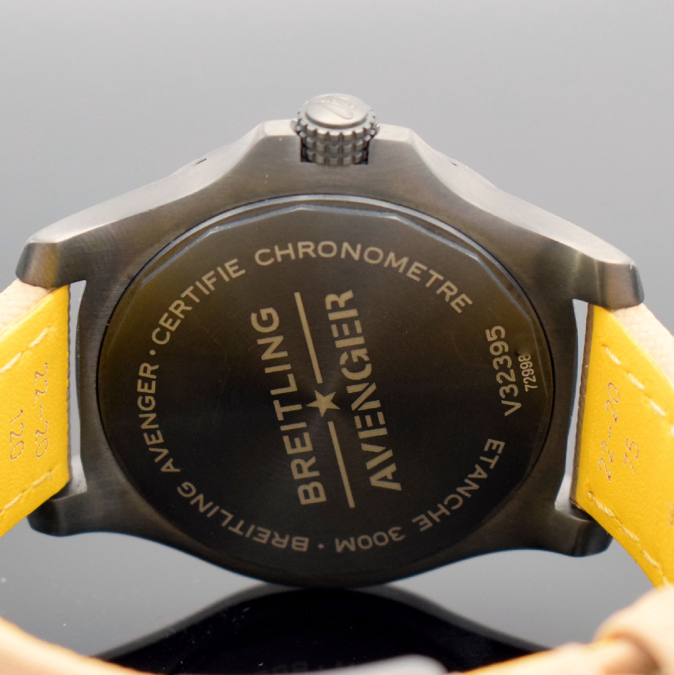 Detail c: BREITLING GMT 45 Chronometer Avenger Night Mission sehr gut erhaltene Herrenarmbanduhr Referenz V32395, Schweiz 2020, Automatik, verschr. Gehäuse in ...