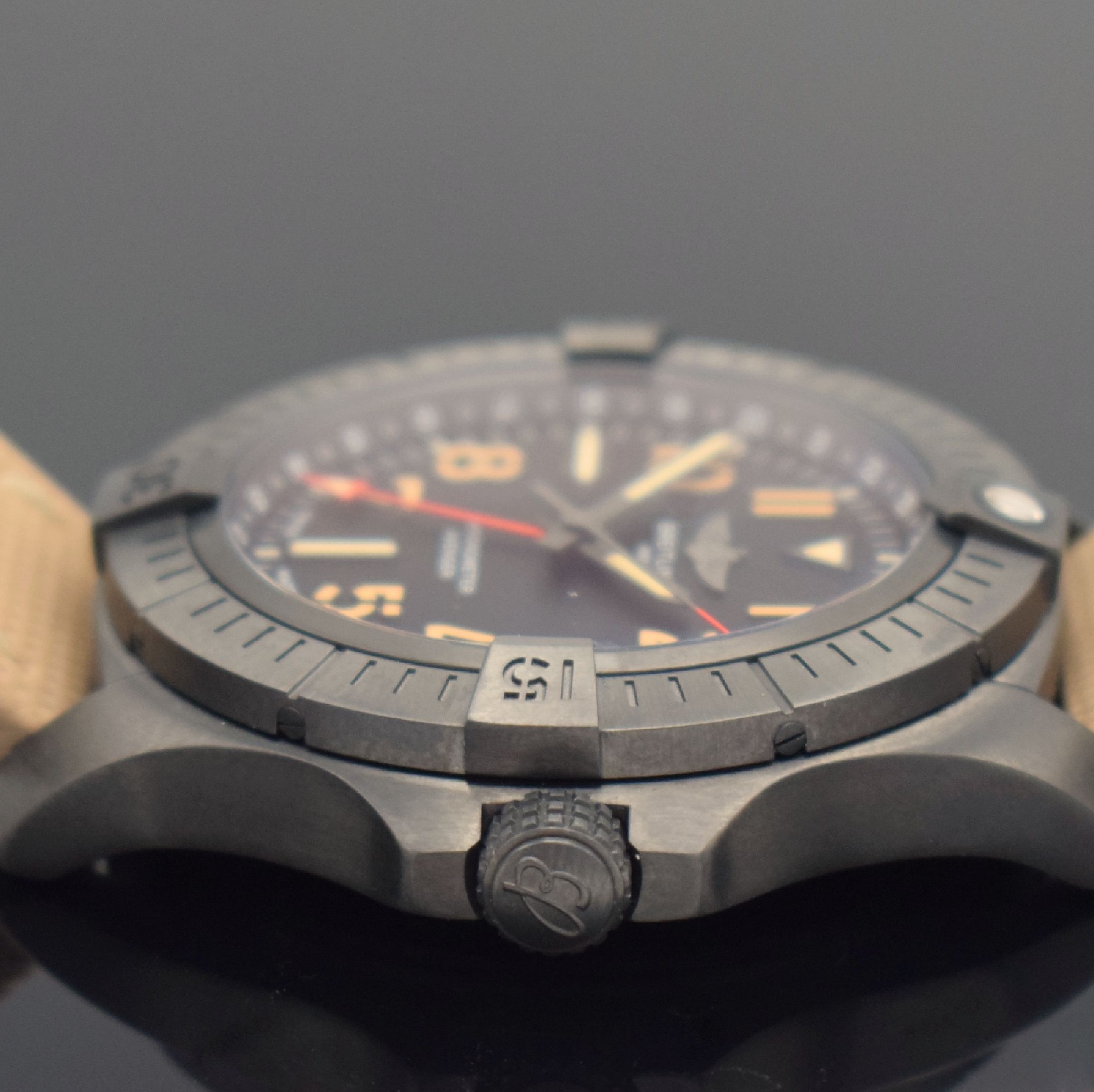 Detail d: BREITLING GMT 45 Chronometer Avenger Night Mission sehr gut erhaltene Herrenarmbanduhr Referenz V32395, Schweiz 2020, Automatik, verschr. Gehäuse in ...