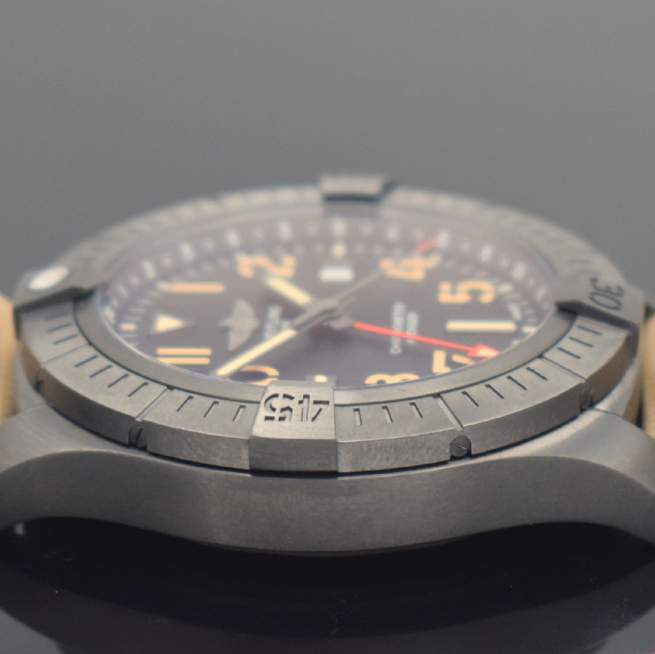 Detail e: BREITLING GMT 45 Chronometer Avenger Night Mission sehr gut erhaltene Herrenarmbanduhr Referenz V32395, Schweiz 2020, Automatik, verschr. Gehäuse in ...