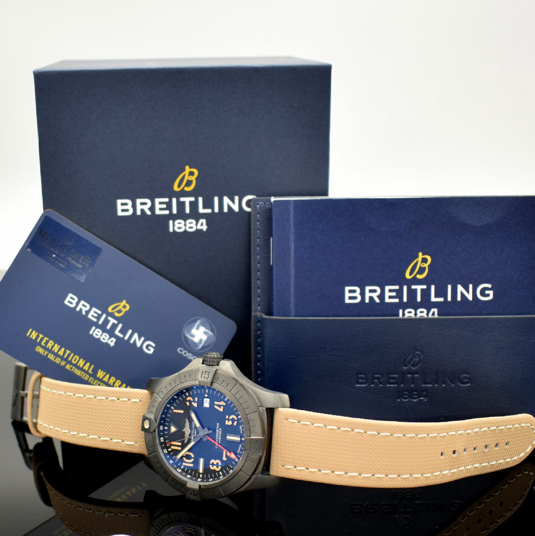 Detail f: BREITLING GMT 45 Chronometer Avenger Night Mission sehr gut erhaltene Herrenarmbanduhr Referenz V32395, Schweiz 2020, Automatik, verschr. Gehäuse in ...