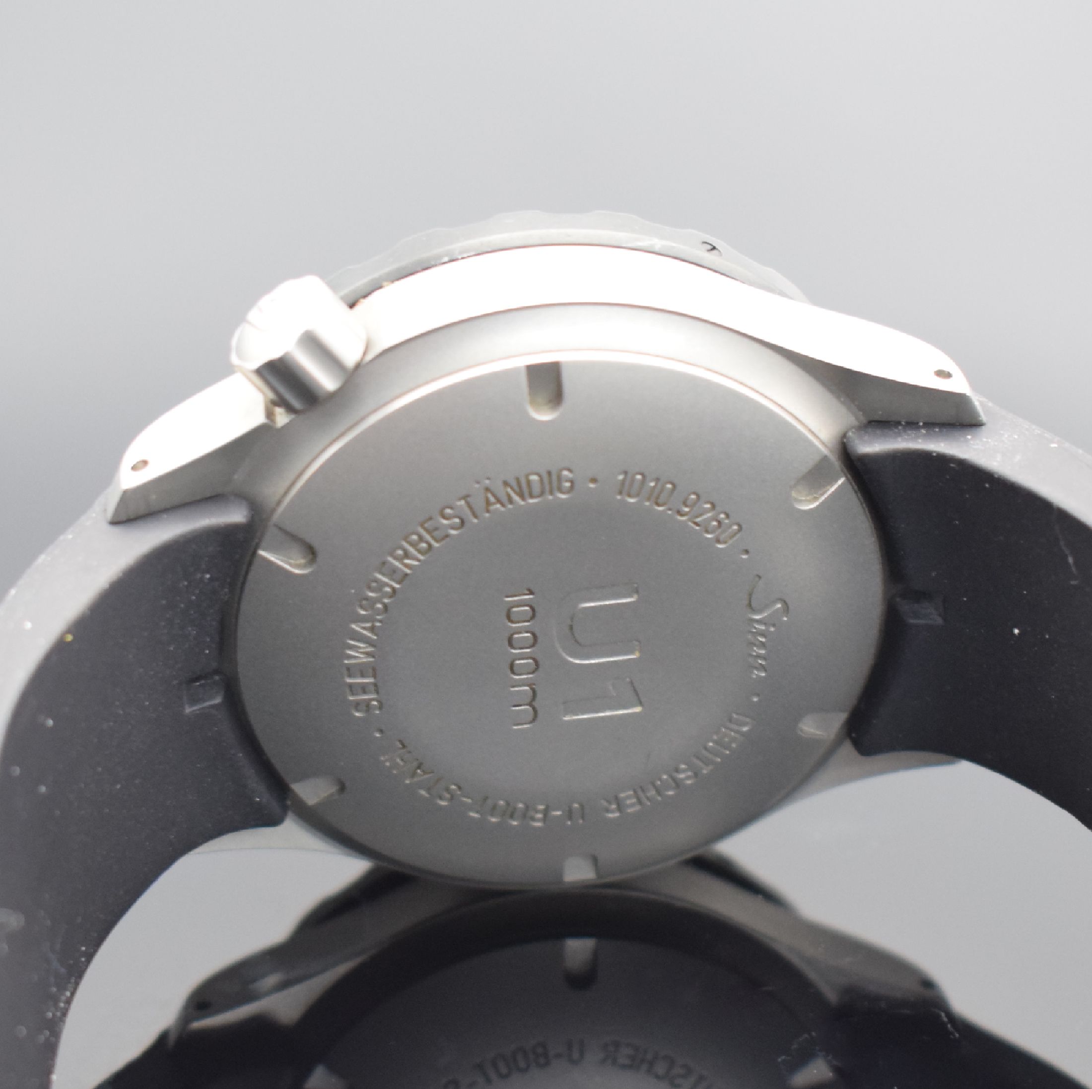 Detail d: SINN U1 Herrenarmbanduhr in Stahl Referenz 1010.040, Deutschland verk. lt. beil. Pap. 01/2012, Automatik, U-Boot-Stahlgeh. inkl. orig. Kautschukband, ...