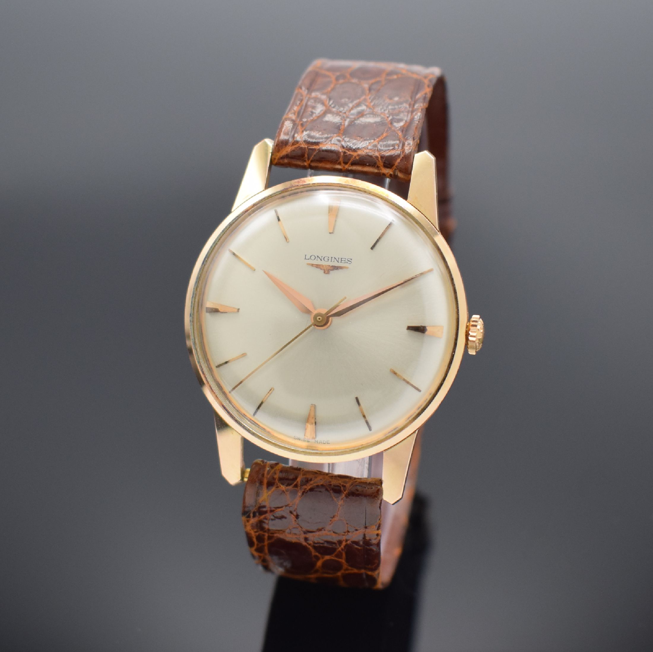 LONGINES Armbanduhr in RG 750/000, Schweiz um 1965, Handaufzug, Boden aufgedr., orig. Lederband m. verg. Dornschl., silb. Zifferbl. m. gold. ...