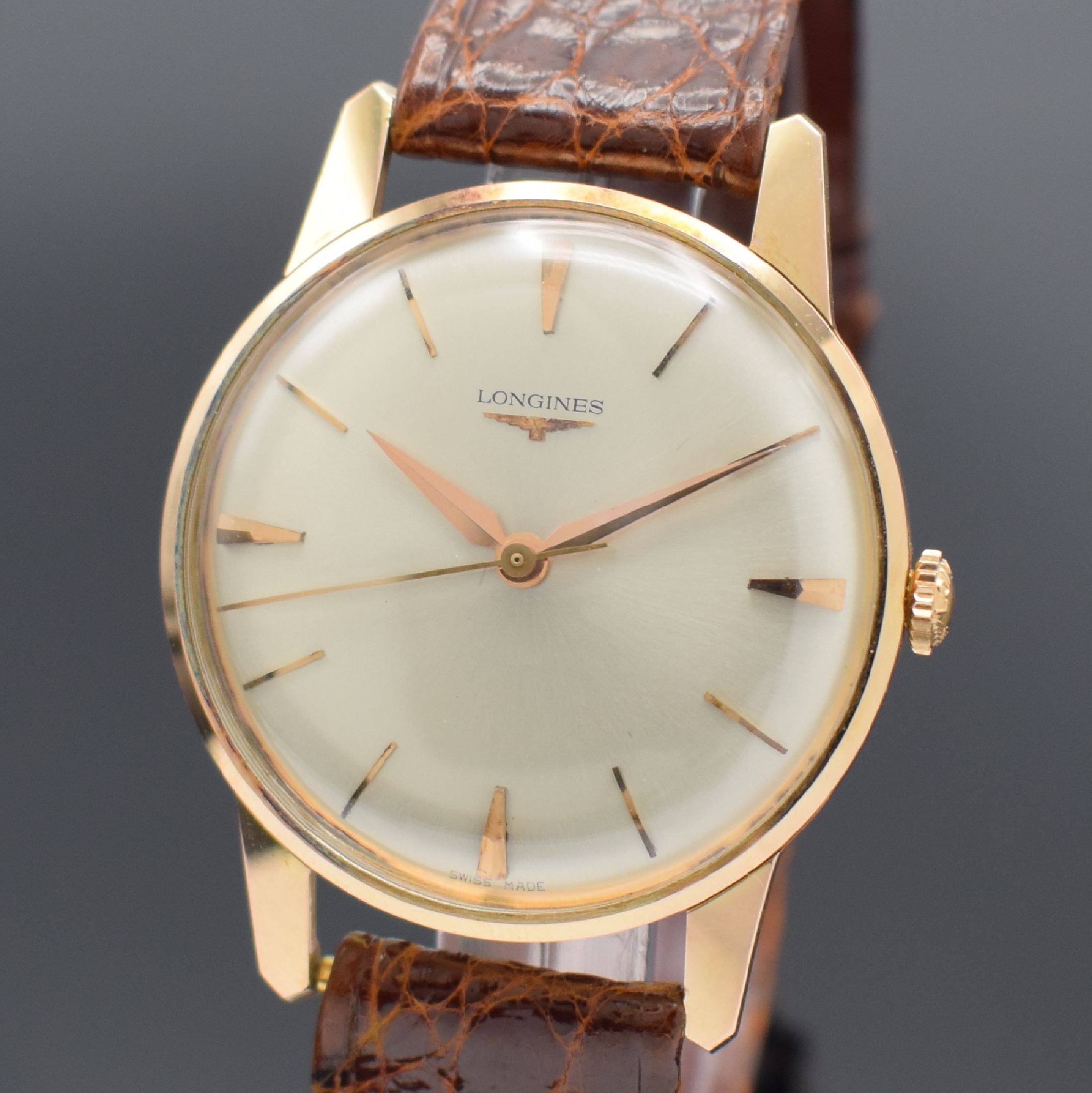 Detail a: LONGINES Armbanduhr in RG 750/000, Schweiz um 1965, Handaufzug, Boden aufgedr., orig. Lederband m. verg. Dornschl., silb. Zifferbl. m. gold. ...