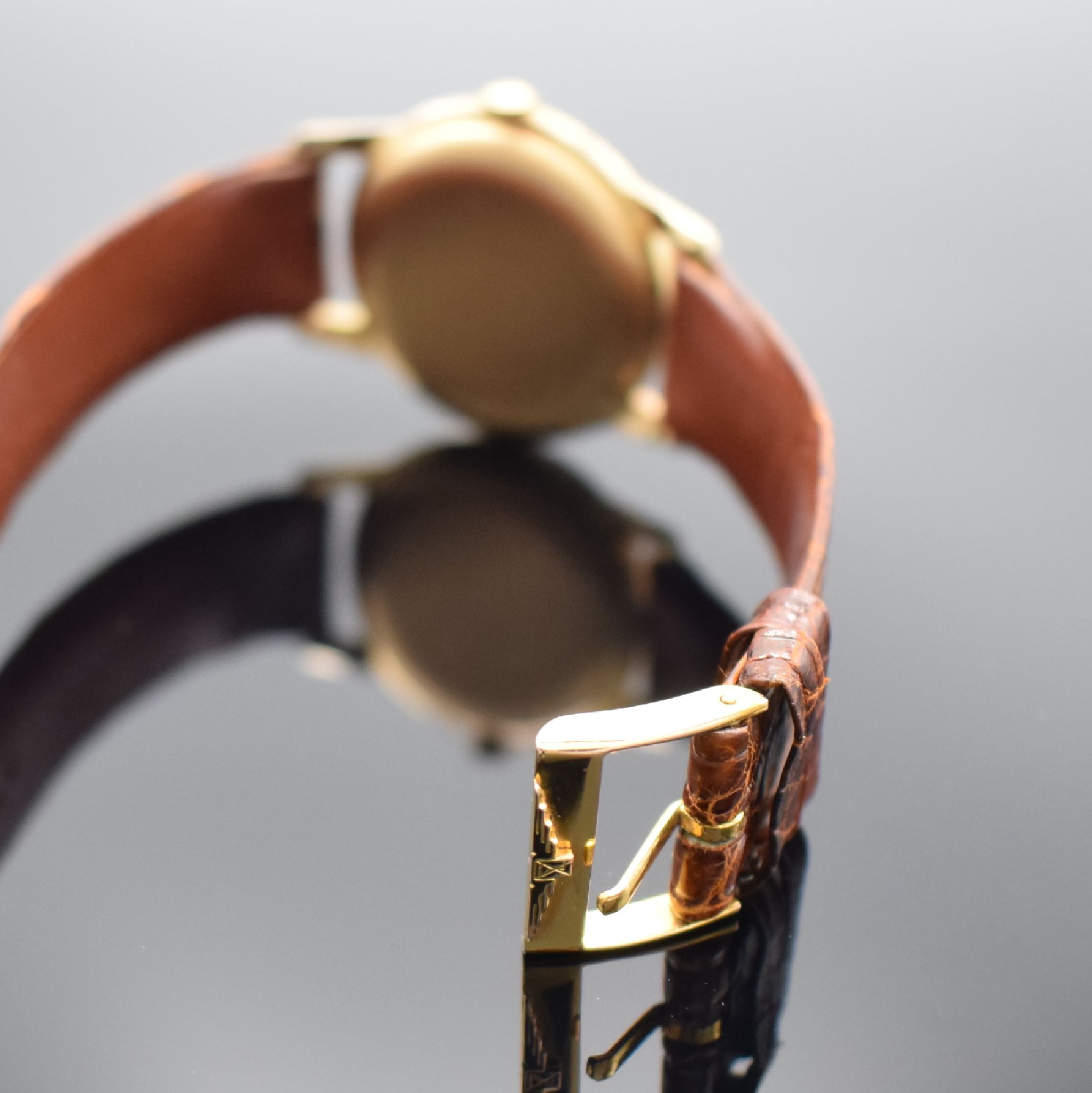 Detail b: LONGINES Armbanduhr in RG 750/000, Schweiz um 1965, Handaufzug, Boden aufgedr., orig. Lederband m. verg. Dornschl., silb. Zifferbl. m. gold. ...
