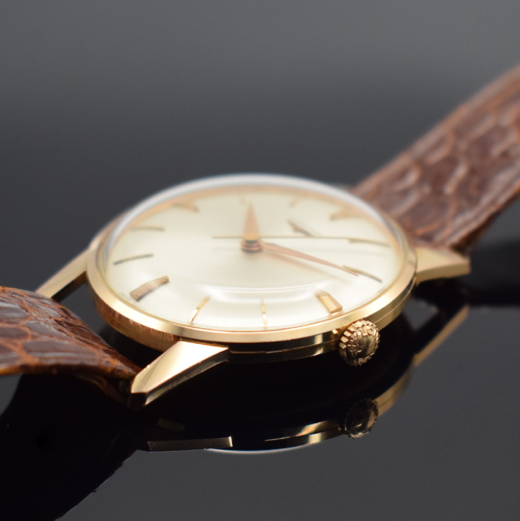 Detail d: LONGINES Armbanduhr in RG 750/000, Schweiz um 1965, Handaufzug, Boden aufgedr., orig. Lederband m. verg. Dornschl., silb. Zifferbl. m. gold. ...