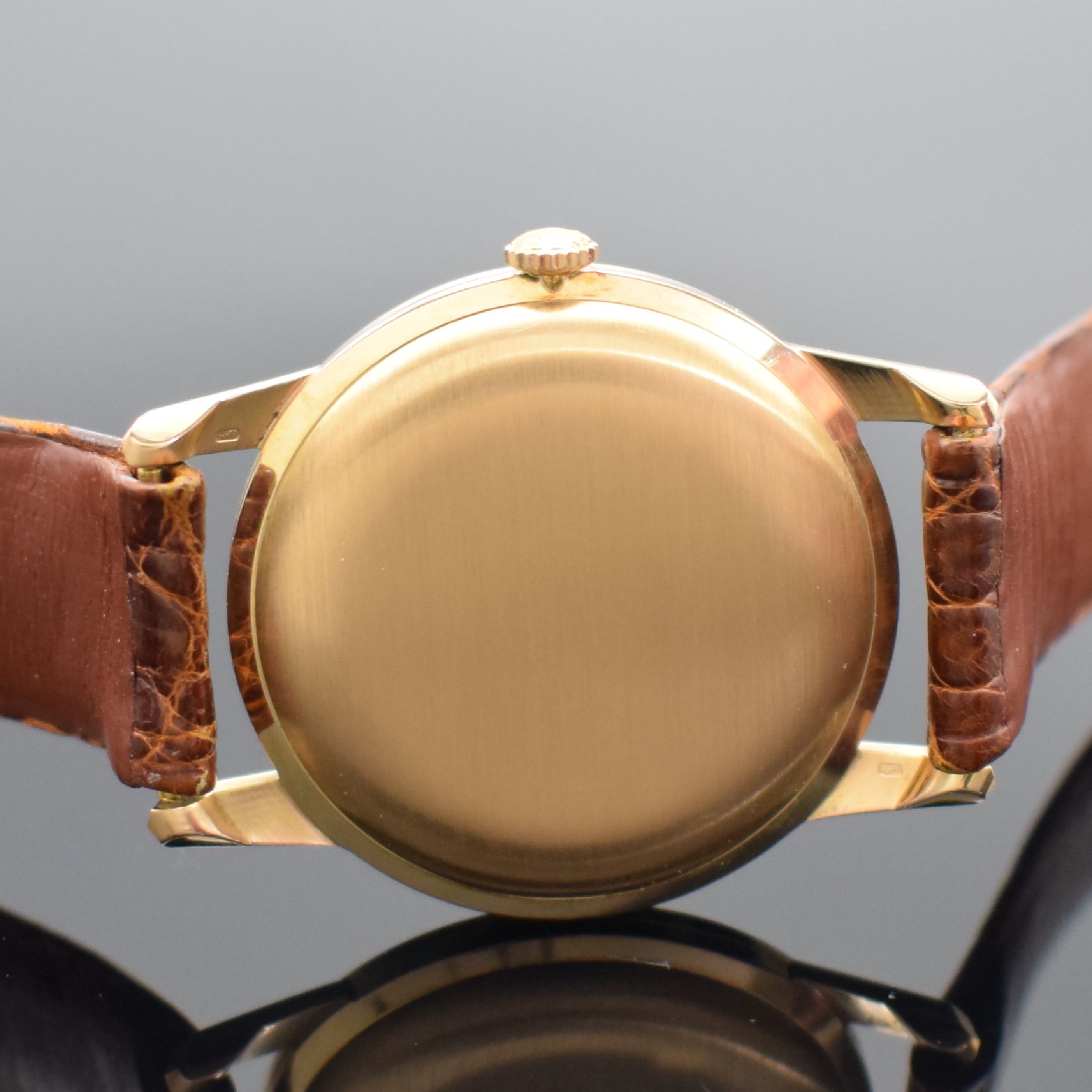 Detail e: LONGINES Armbanduhr in RG 750/000, Schweiz um 1965, Handaufzug, Boden aufgedr., orig. Lederband m. verg. Dornschl., silb. Zifferbl. m. gold. ...