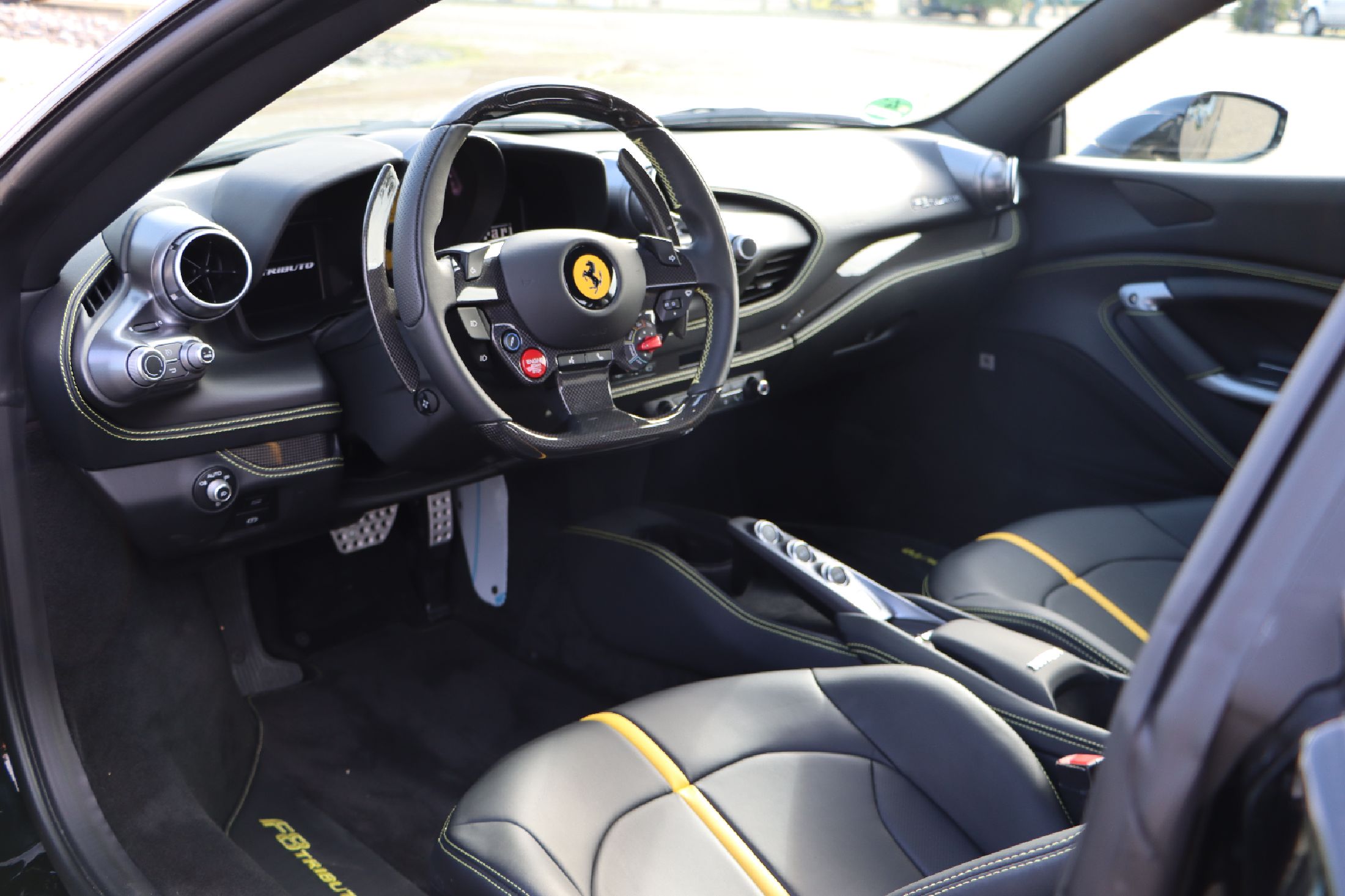 Detail e: Ferrari F8 Tributo, Fahrgestellnummer: ZFF92KNB000267618, EZ 07/2021, deutsches Fahrzeug aus 1. Hand, Laufleistung 2.500 km, HU 07/2024, 530 kW/720 ...