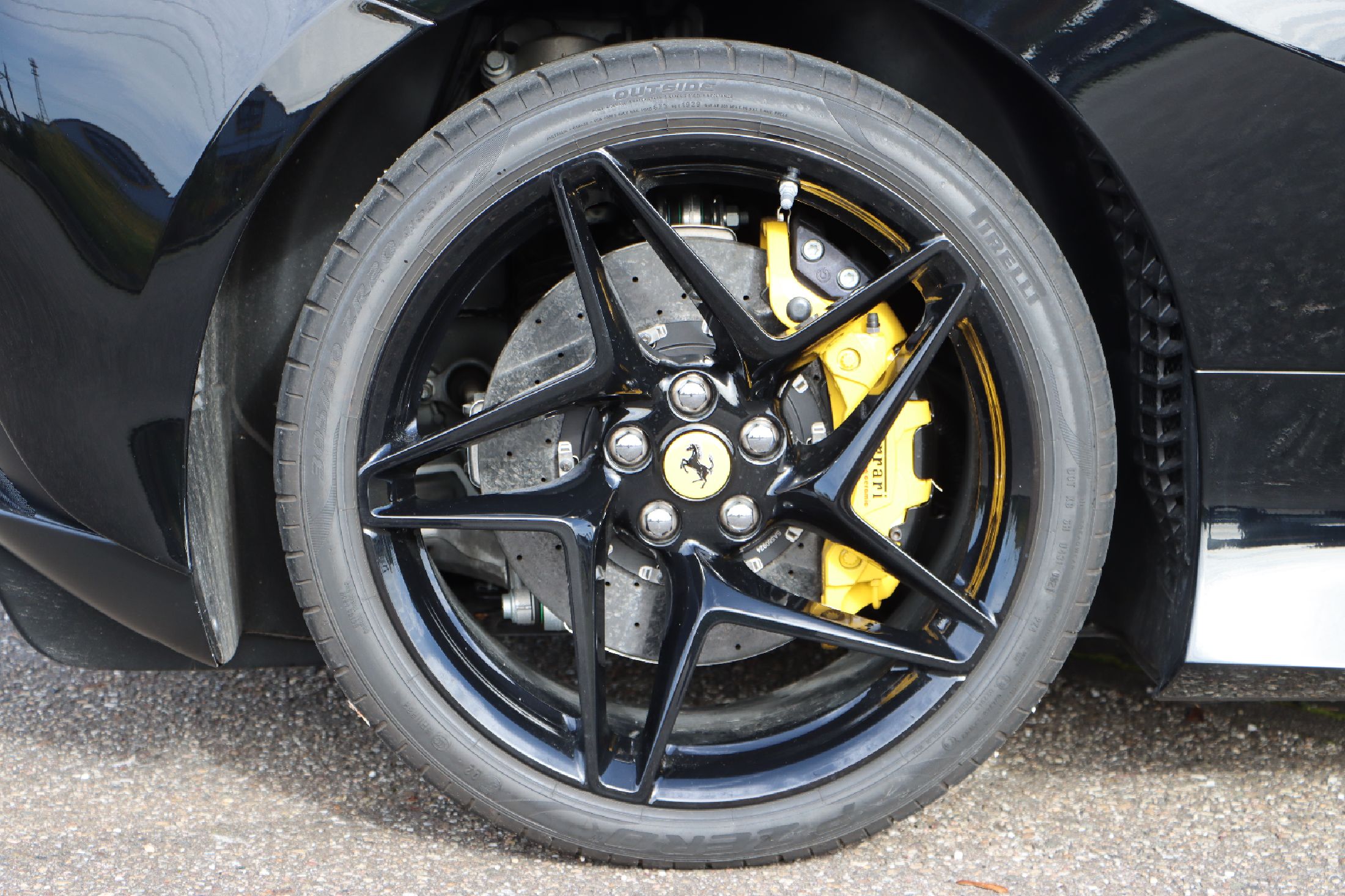 Detail h: Ferrari F8 Tributo, Fahrgestellnummer: ZFF92KNB000267618, EZ 07/2021, deutsches Fahrzeug aus 1. Hand, Laufleistung 2.500 km, HU 07/2024, 530 kW/720 ...